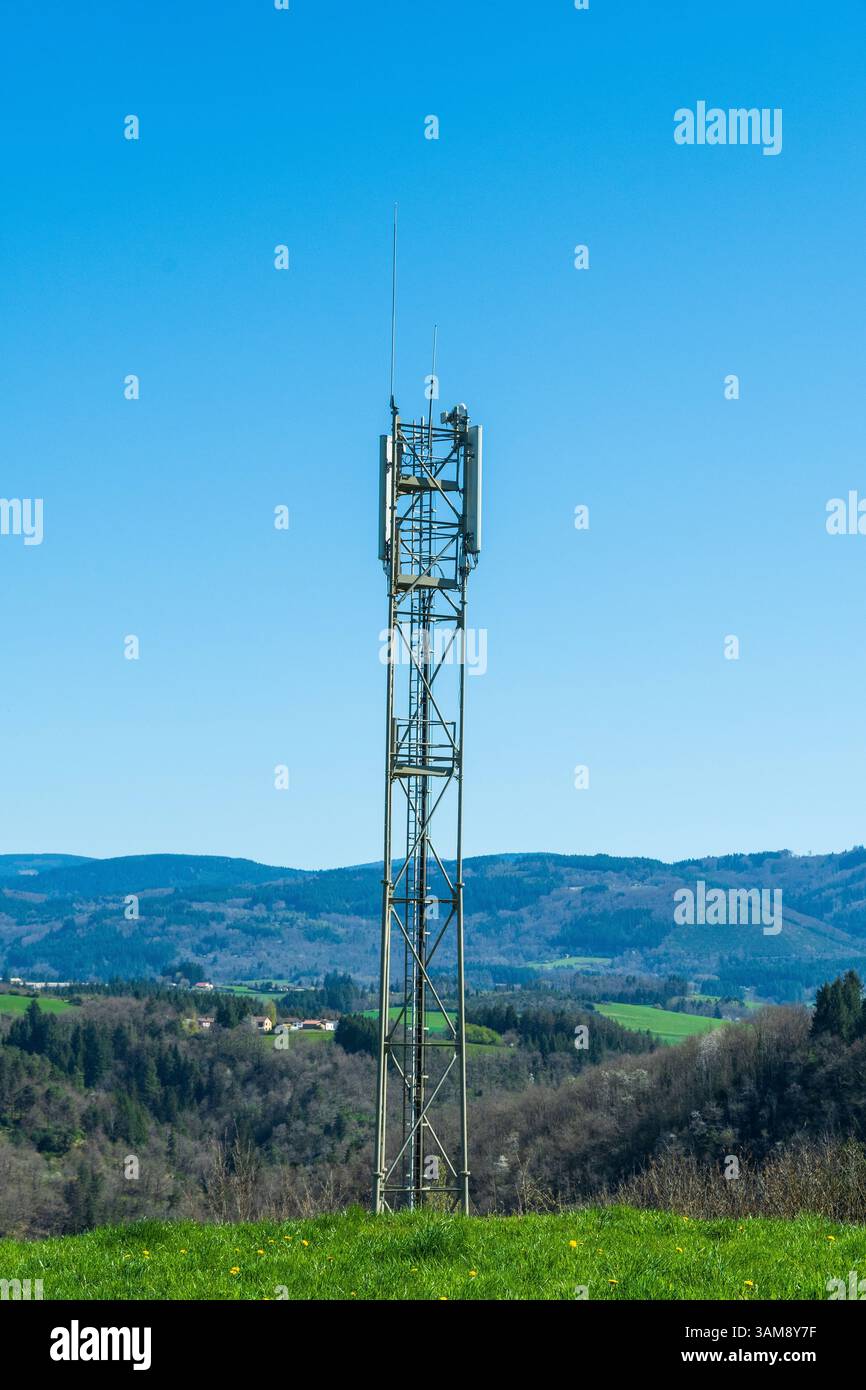 Un émetteur de télévision est bien en vue sur le Puy de Dôme, entouré de verdure vibrante et de collines ondoyantes. Livradois Forez. Auvergne Rhône Alpes. France Banque D'Images