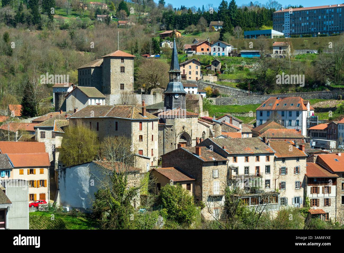 Olliergues. Vue sur le château et notre Dame chuch. Parc naturel régional du Livradois Forez. Puy de Dome. Auvergne Rhône Alpes. France Banque D'Images