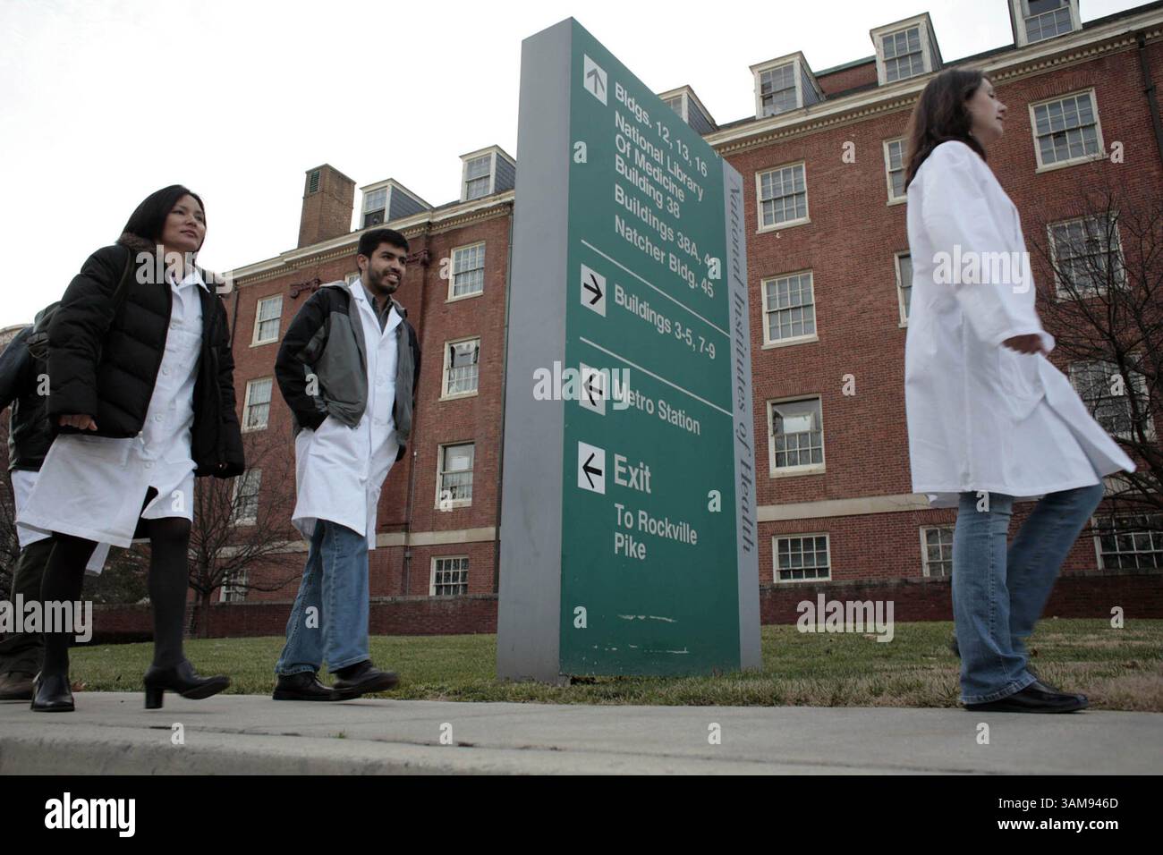 Dec. 29, 2006 - États-Unis - Frances Calderon, Jorge Contreras et Patricia Burgos (gauche-droite) traversent le campus des National Institutes of Health à Bethesda, Maryland, le 29 décembre 2006. (Andrew Councill/MCT) (crédit image : © Andrew Councill/mct/ZUMAPRESS.com) Banque D'Images