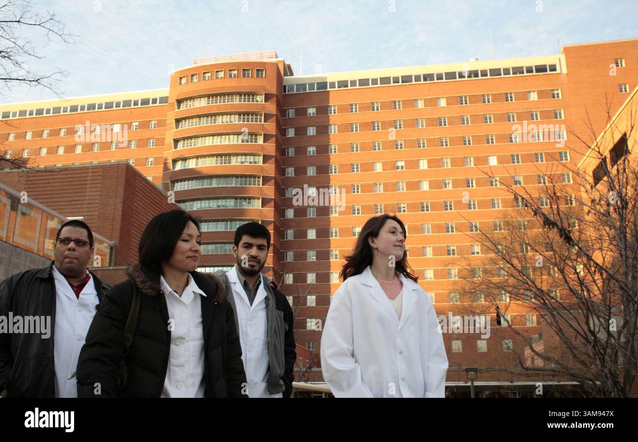 Dec. 29, 2006 - États-Unis - Carlos Gonzalez, Frances Calderon, Jorge Contreras et Patricia Burgos (gauche-droite) traversent le campus des National Institutes of Health à Bethesda, Maryland, le 29 décembre 2006. (Andrew Councill/MCT) (crédit image : © Andrew Councill/mct/ZUMAPRESS.com) Banque D'Images
