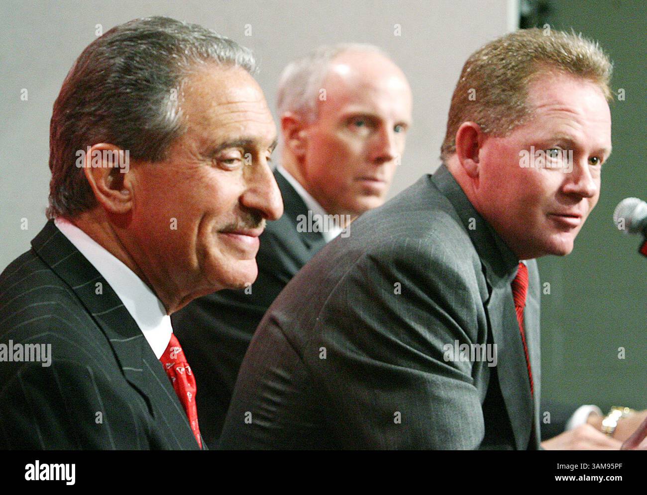 8 janvier 2007 - États-Unis - propriétaire des Falcons d'Atlanta Arthur Blank, à gauche, et directeur général Rich McKay, au centre, nom Bobby Petrino, de l'Université de Louisville, entraîneur-chef des Falcons d'Atlanta à Flowery Branch, Géorgie, lundi 8 janvier 2007. (Curtis Compton/Atlanta Journal-Constitution/MCT) (crédit image : © Curtis Compton/mct/ZUMAPRESS.com) Banque D'Images