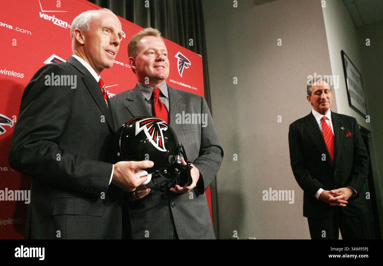 8 janvier 2007 - États-Unis - Atlanta Falcons General Manager Rich McKay, à gauche, et propriétaire, Arthur Blank, nom Bobby Petrino, Center, de l'Université de Louisville, en tant qu'entraîneur-chef des Atlanta Falcons à Flowery Branch, Géorgie, lundi 8 janvier 2007. (Curtis Compton/Atlanta Journal-Constitution/MCT) (crédit image : © Curtis Compton/mct/ZUMAPRESS.com) Banque D'Images
