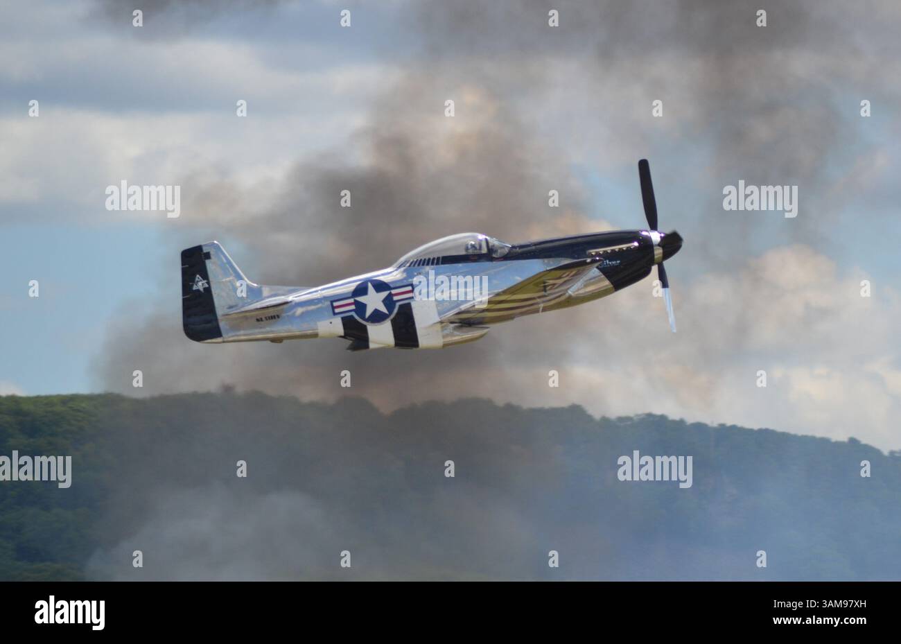 Le P-51D Mustang QuickSilver est montré ici exposé à l'aéroport régional Barnes dans le Massachusetts, États-Unis Banque D'Images