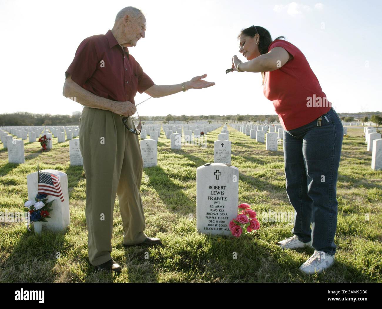 23 février 2007 - États-Unis - Kim Smith, à droite, mère du soldat Robert Frantz, montre ses étiquettes de chien à Gilbert Meyer, 82 ans, au cimetière national de Fort Sam Houston à San Antonio, Texas, le 6 février 2007. Frantz a été tuée en Irak en 2003 et dans le cadre de sa guérison continue, elle visite régulièrement le cimetière et assiste aux funérailles d'autres soldats. (Erich Schlegel/Dallas Morning News/MCT) (image crédit : © Erich Schlegel/mct/ZUMAPRESS.com) Banque D'Images