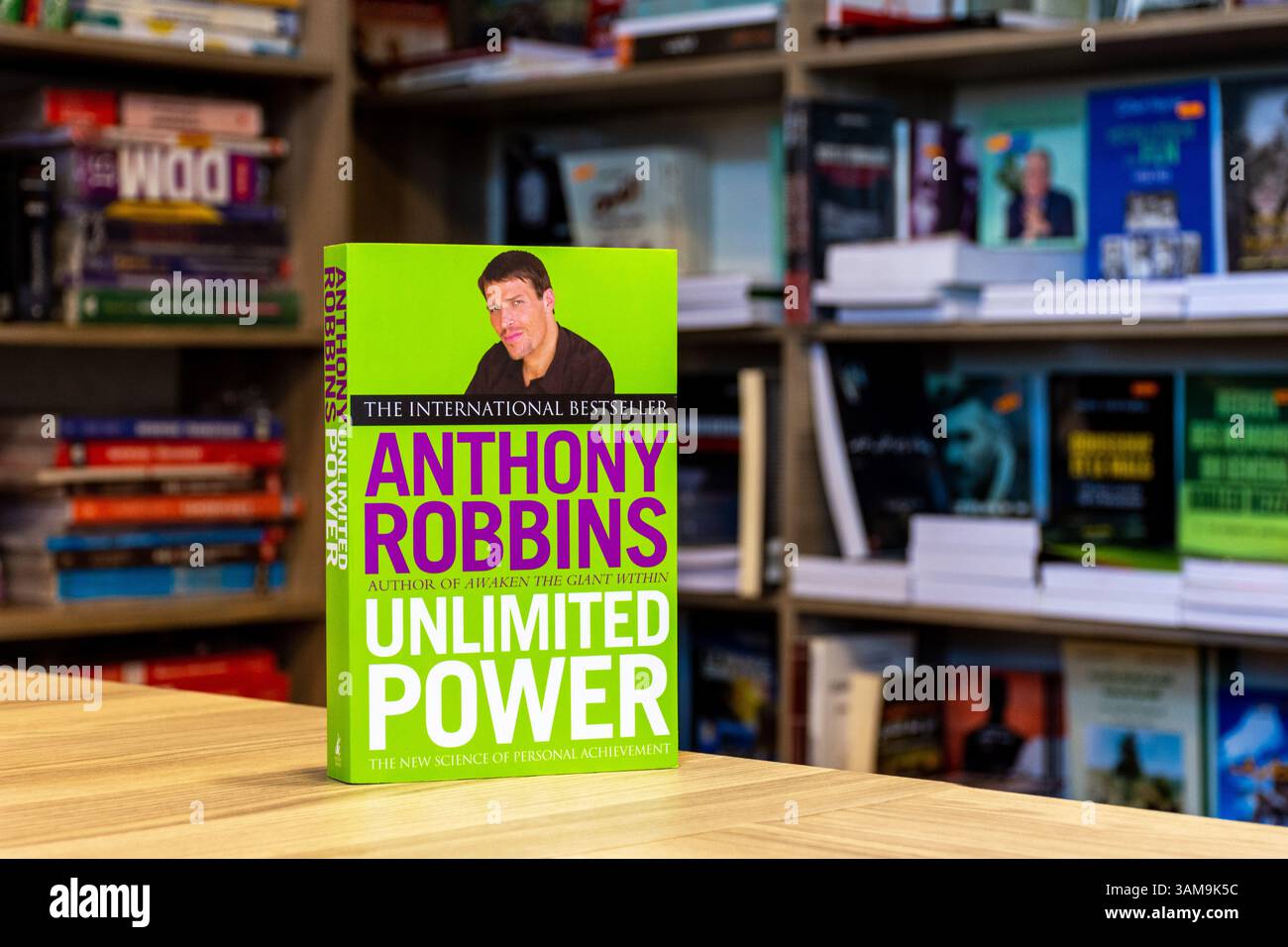 Gros plan du livre Unlimited Power de Tony Robbins dans la librairie. Livre d'auto-assistance. Banque D'Images