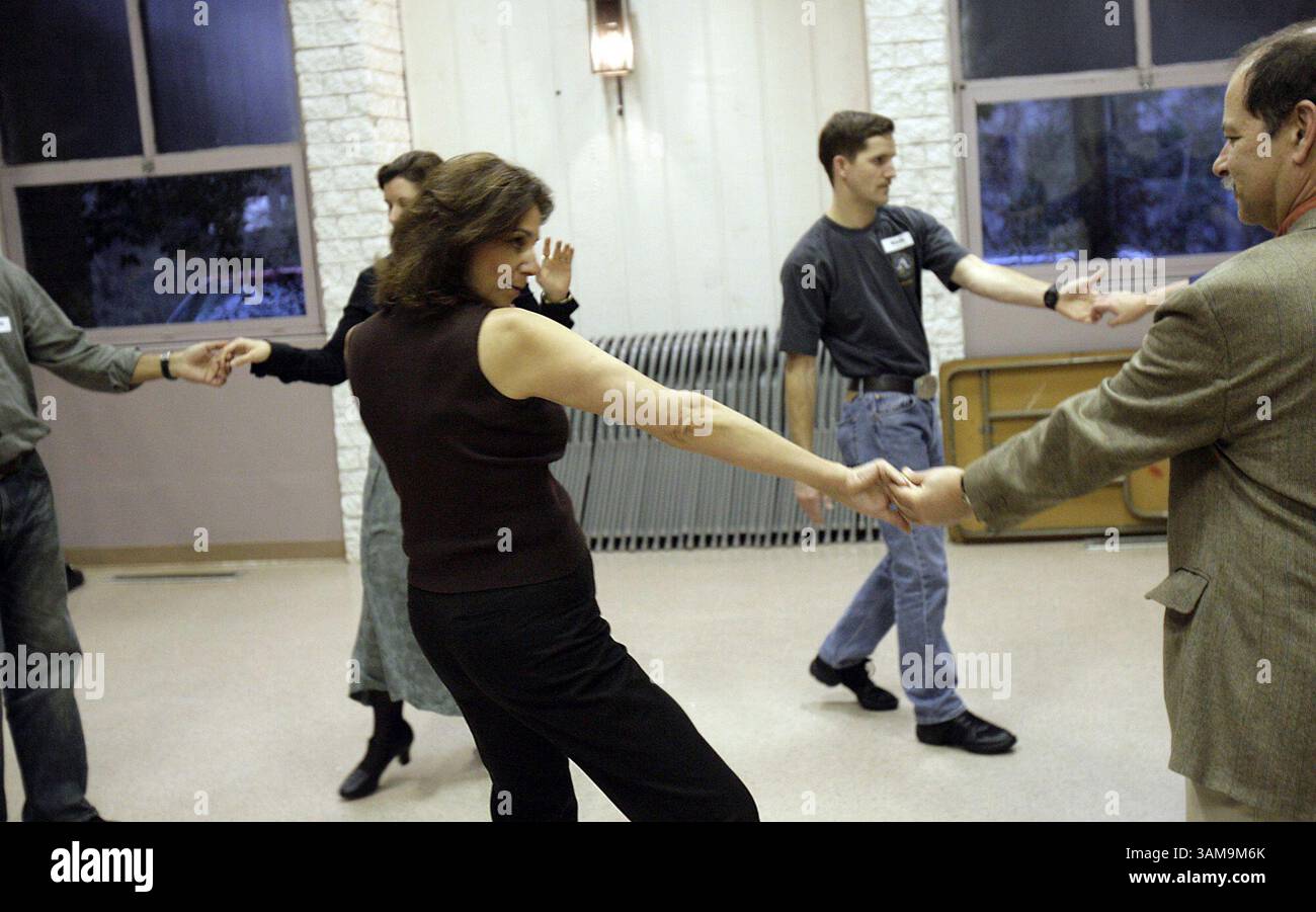 1er avril 2007 - États-Unis - les danseurs Robin Ley, au centre gauche, et Michael Suchoff, à droite, pratiquent leurs mouvements lors d'un cours de danse tenu à l'église Benson Memorial à Raleigh, Caroline du Nord, le mercredi 21 mars 2007. En plus d'être amusant, la danse est une bonne forme d'exercice. (Chris Seward/Raleigh News & observer/MCT) (image crédit : © Chris Seward/mct/ZUMAPRESS.com) Banque D'Images