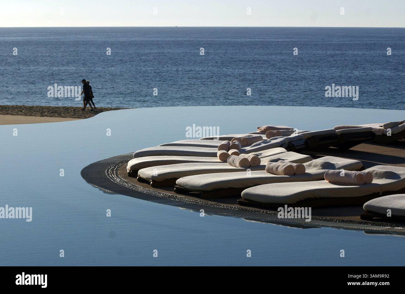 17 avril 2007 - États-Unis - la piscine à débordement de Las Ventanas al Paraiso semble se fondre parfaitement avec la mer de Cortez au-delà de la plage de Los Cabos, au Mexique. (Tom Uhlenbrock/préparé Louis Post-Dispatch/MCT) (crédit image : © Tom Uhlenbrock/mct/ZUMAPRESS.com) Banque D'Images