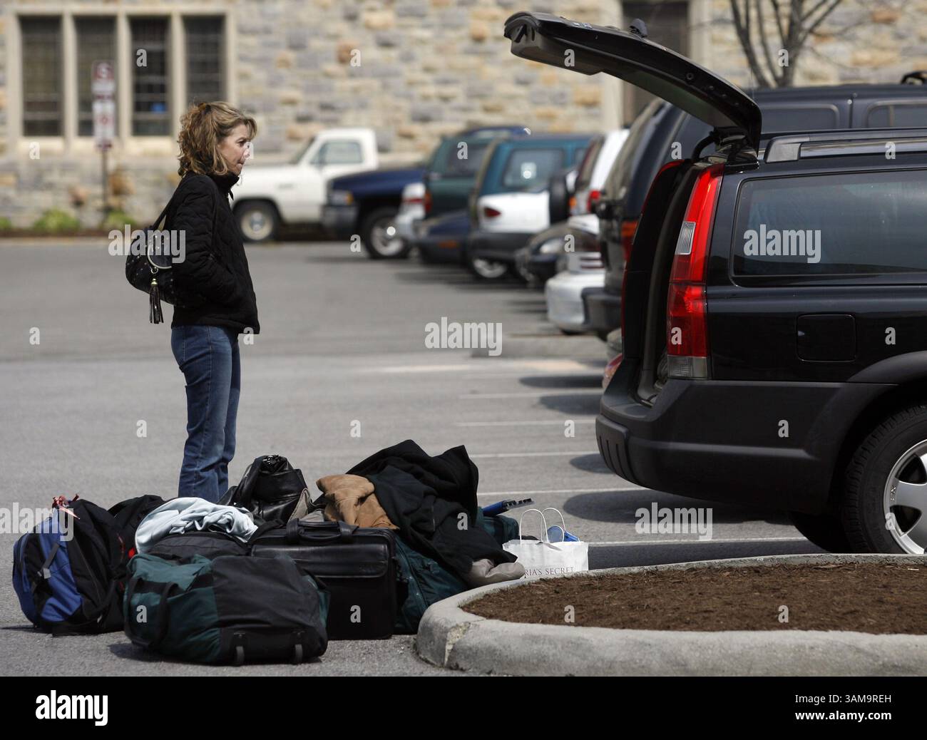 18 avril 2007 - États-Unis - Diane Ross, de Bethesda, Maryland, attend pendant que son mari, Mark, emballe les affaires de leur fille Melisa sur le campus de Virginia Tech à Blacksburg, Virginie, mercredi 18 avril 2007. Après la fusillade lundi, de nombreux étudiants quittaient le campus pour être avec leurs proches. (Jason Arthurs/Raleigh News & observer/MCT) (crédit image : © Jason Arthurs/mct/ZUMAPRESS.com) Banque D'Images