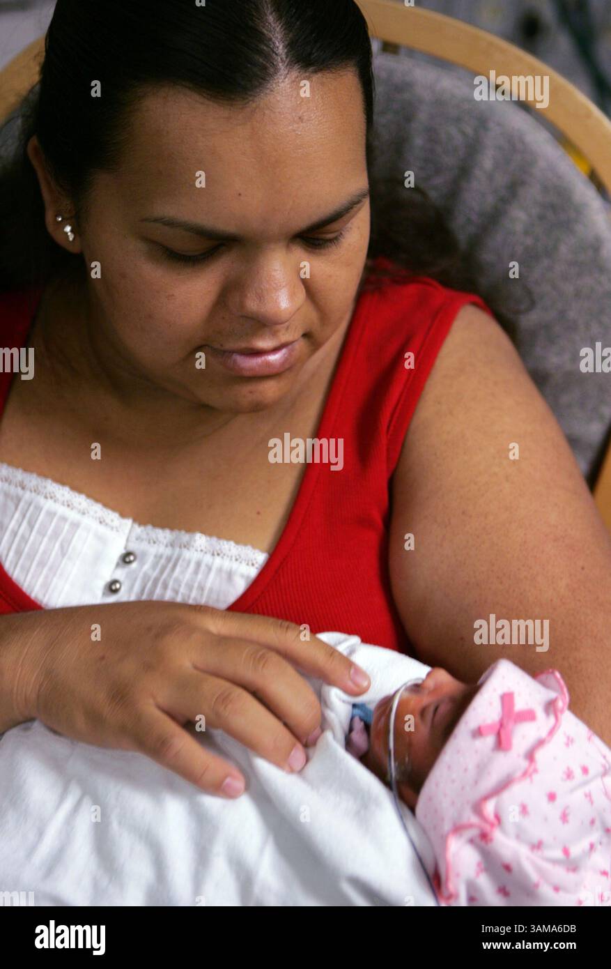 18 juin 2007 - États-Unis - Griselda Mata berce l'un de ses quadruplés, Ashley, à l'hôpital Good Samaritan de San Jose, en Californie, où elle a donné naissance aux quadruplés le 12 juin 2007. Chaque année, des milliers de femmes subissent des mois de traitements de fertilité et parfois ont le choix entre la réduction sélective ou braver une grossesse multiple. (Karen T. Borchers/San Jose Mercury News/MCT) (image crédit : © Karen T. Borchers/mct/ZUMAPRESS.com) Banque D'Images