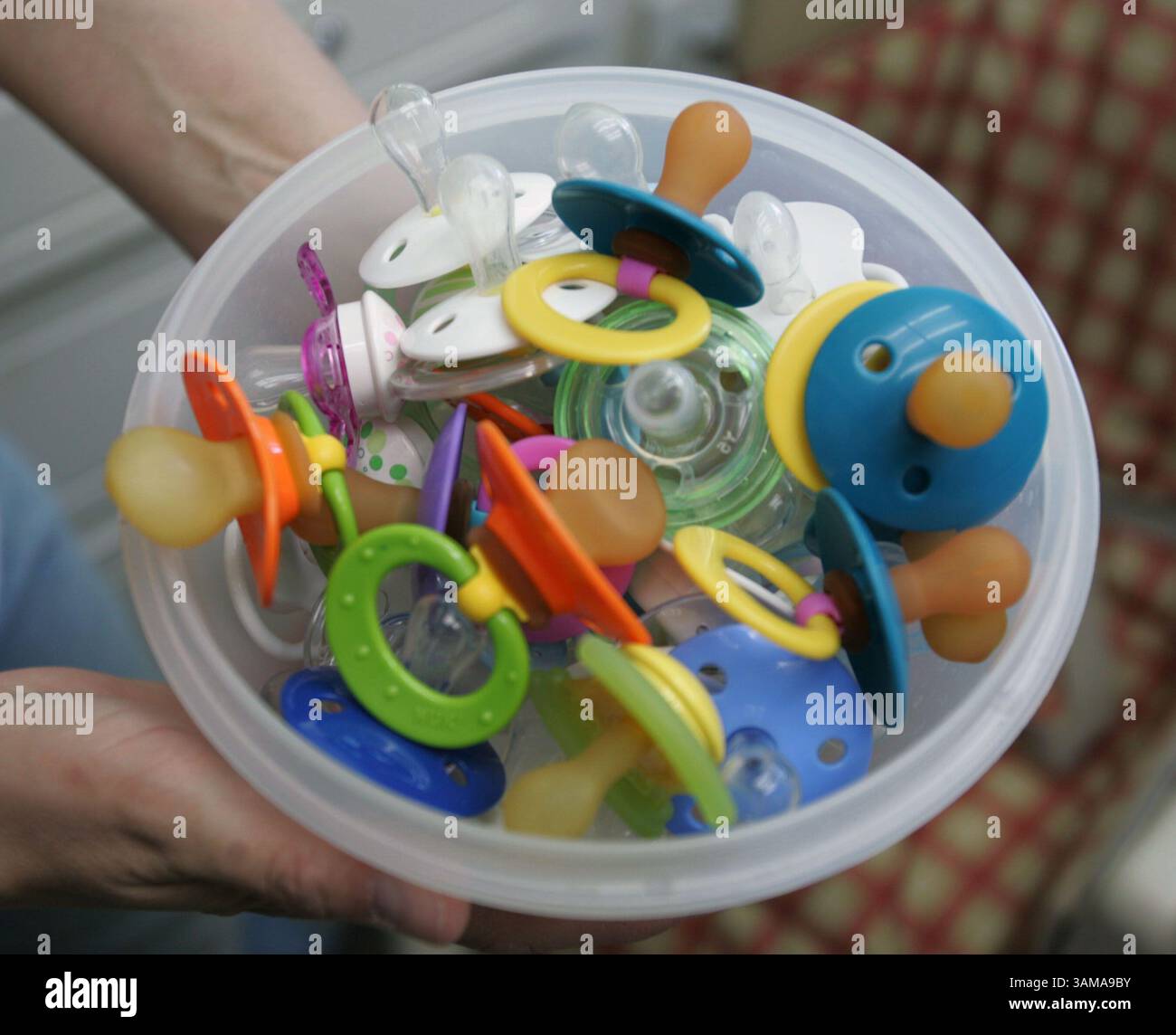 21 juin 2007 - États-Unis - Angela Campbell, 31 ans, tient un bol de sucettes pour ses quadruplés à leur domicile à San Jose, Californie, le 21 juin 2007. Chaque année, des milliers de femmes subissent des mois de traitements de fertilité et parfois ont le choix entre la réduction sélective ou braver une grossesse multiple. (Karen T. Borchers/San Jose Mercury News/MCT) (image crédit : © Karen T. Borchers/mct/ZUMAPRESS.com) Banque D'Images