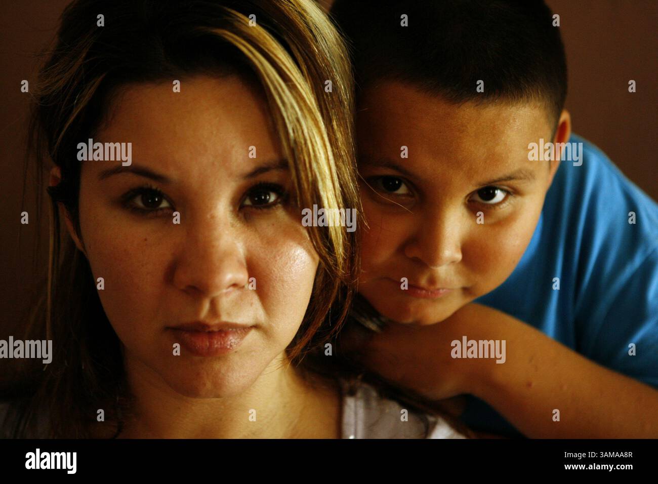 11 juillet 2007 - États-Unis - Rosario Marroquin avec son fils Valentin, 10 ans, apparaissent dans leur quartier de Manchester à Houston, Texas, le 10 juillet 2007. Valentin est en rémission de leucémie, qui, selon une étude, est extrêmement répandue dans la région autour du canal maritime de Houston, très industrialisé. (Nancy Stone/Chicago Tribune/MCT) (image crédit : © Nancy Stone/mct/ZUMAPRESS.com) Banque D'Images