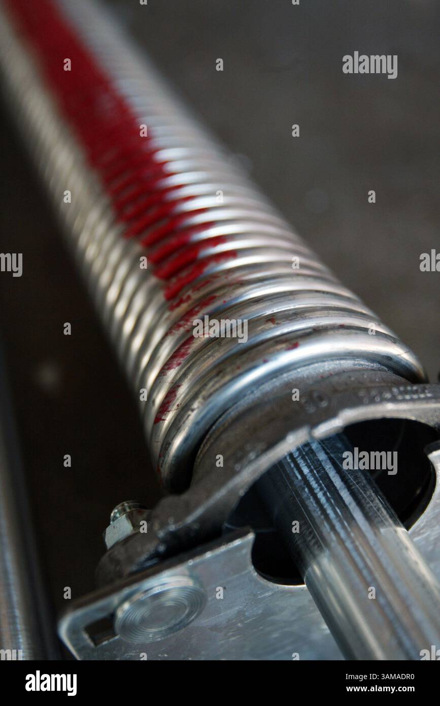31 juillet 2007 - TIMBRE, États-Unis - le ressort d'une nouvelle porte de garage installée à Fresno est enroulé avec 180 livres de pression. Il est recommandé que seuls des installateurs agréés professionnels travaillent avec des ressorts de porte de garage. (Craig Kohlruss/Fresno Bee/MCT) (crédit image : © Craig Kohlruss/mct/ZUMAPRESS.com) Banque D'Images