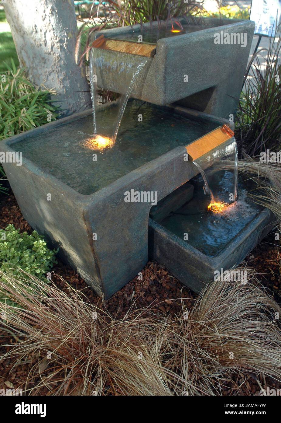 25 juillet 2007 - États-Unis - Une fontaine d'eau déversée Vista fournie par la pépinière Hischier de Modesto est située près de l'entrée du bâtiment de la foire de floriculture du comté de Stanislaus à Turlock, en Californie. (Debbie Noda/Modesto Bee/MCT) (crédit image : © Debbie Noda/mct/ZUMAPRESS.com) Banque D'Images