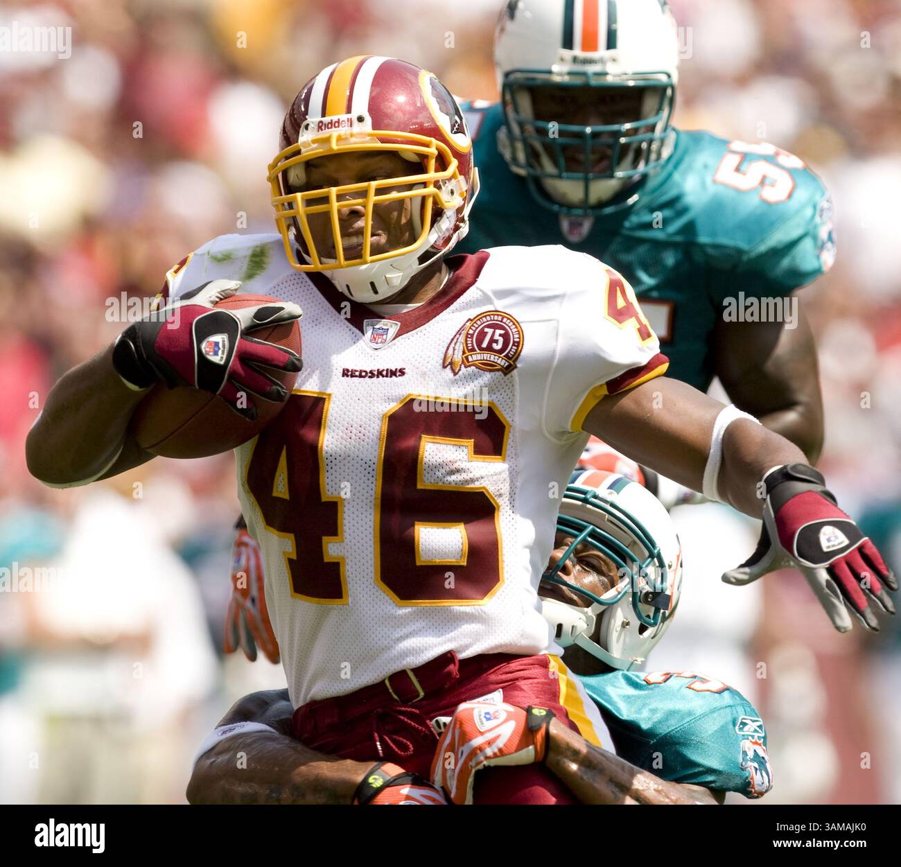 9 septembre 2007 - États-Unis - Ladell Betts (46) des Redskins de Washington est attaqué par Yeremiah Bell des Dolphins de Miami dans la première moitié de leur match joué au FedEx Field à Landover, MD, dimanche 9 septembre 2007. (George Bridges/MCT) (image crédit : © George Bridges/mct/ZUMAPRESS.com) Banque D'Images