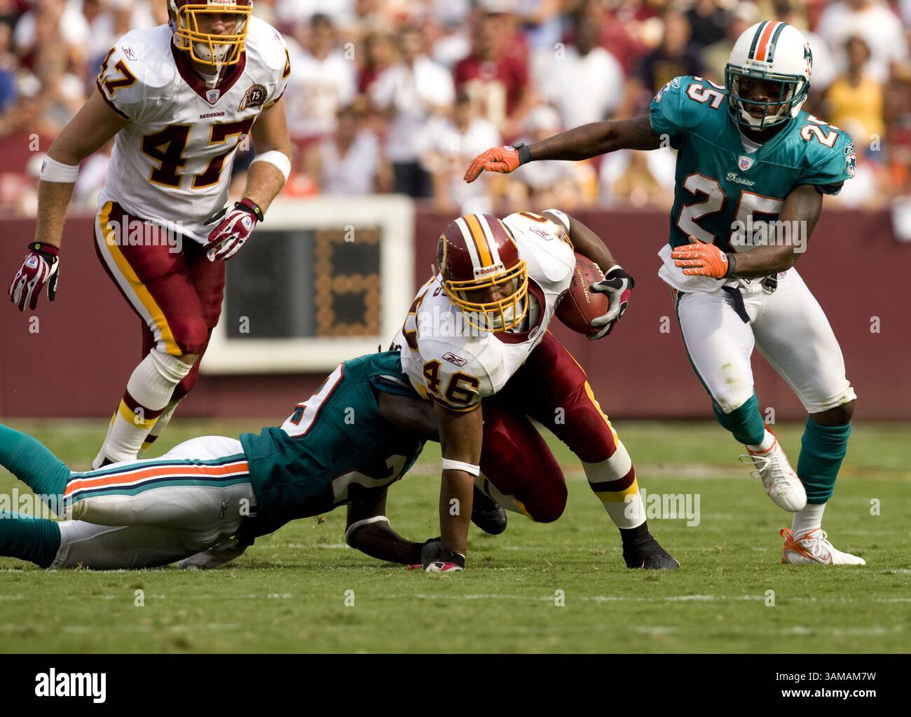 9 septembre 2007 - États-Unis - les Redskins de Washington Ladell Betts (46) se battent pour des yards supplémentaires en prolongation contre les Dolphins de Miami au FedEx Field à Landover, MD, dimanche 9 septembre 2007. (George Bridges/MCT) (image crédit : © George Bridges/mct/ZUMAPRESS.com) Banque D'Images