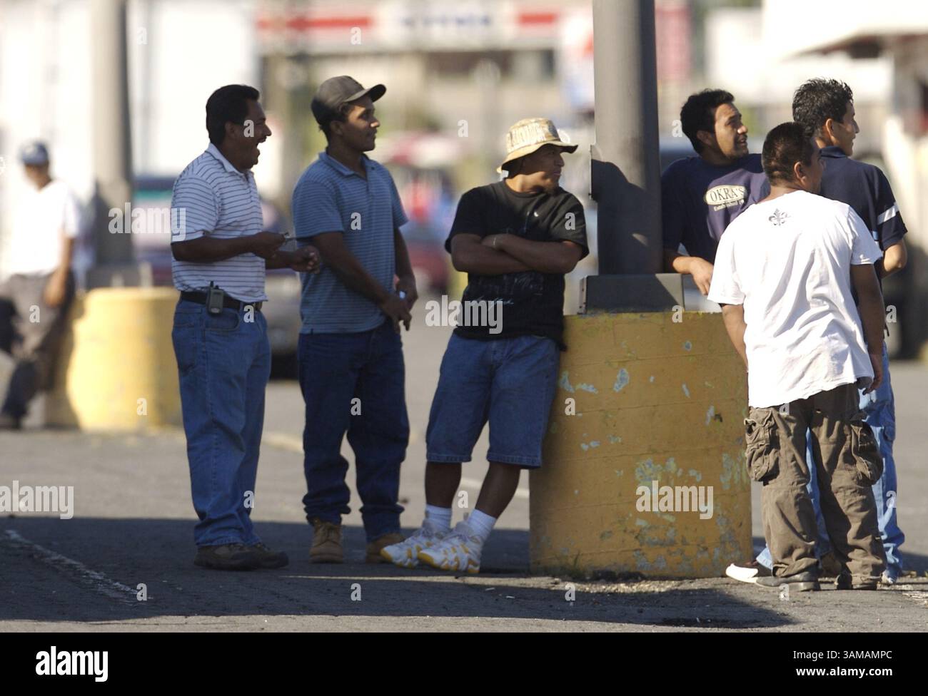 12 septembre 2007 - États-Unis - les travailleurs de jour se rassemblent dans un parking de centre commercial à Woodbridge, Virginie, le 12 septembre 2007, attendant les employeurs qui cherchent à embaucher de l'aide temporaire. (Rafael Suanes/MCT) (crédit image : © Rafael Suanes/mct/ZUMAPRESS.com) Banque D'Images