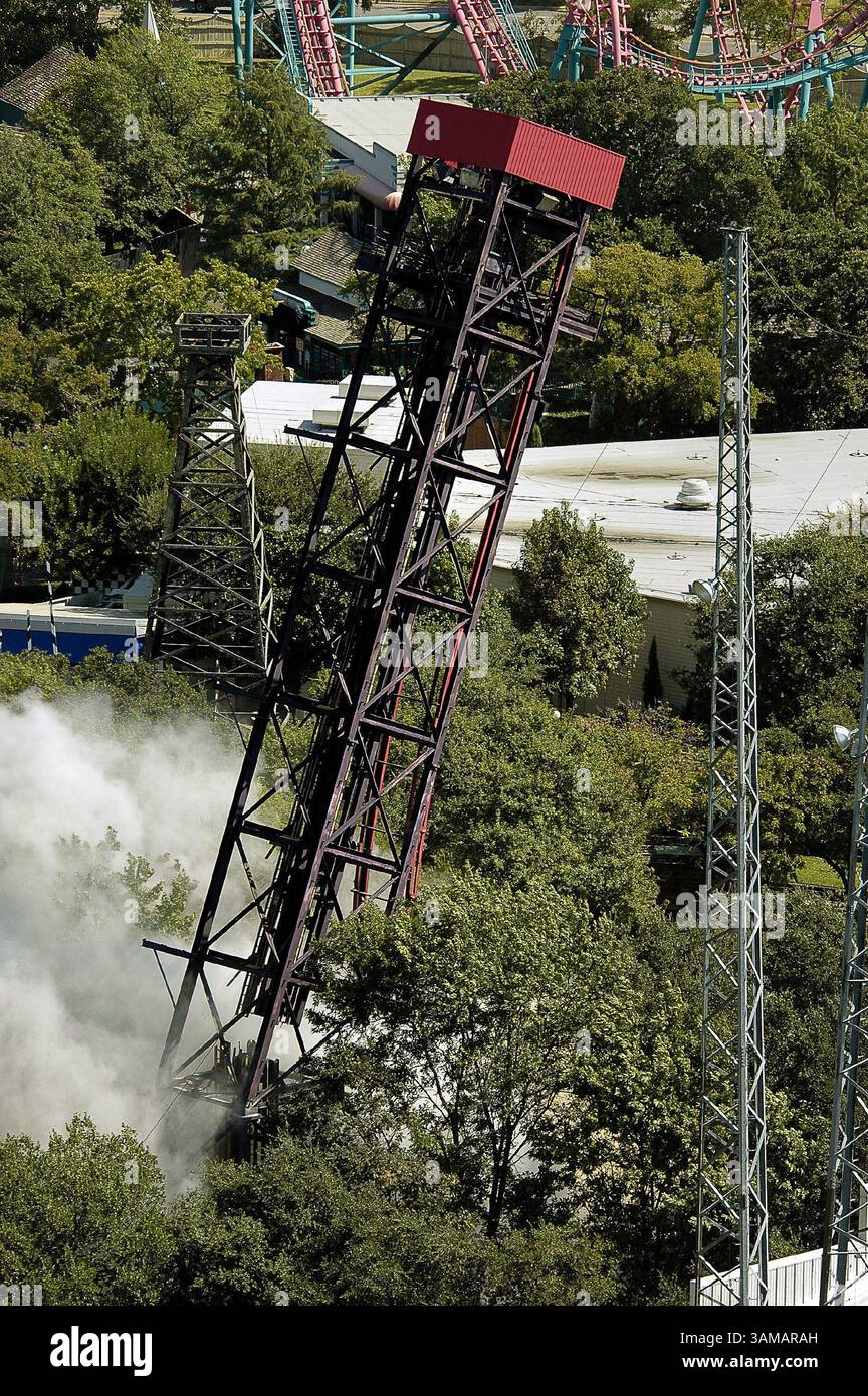 2 octobre 2007 - États-Unis - Une Dallas Demolition Company a implosé le parcours Wildcatter de 128 pieds à six Flags Over Texas à Arlington, Texas, le mardi 2 octobre 2007. (Max Faulkner/Fort Worth Star-Telegram/MCT) (crédit image : © Max Faulkner/mct/ZUMAPRESS.com) Banque D'Images