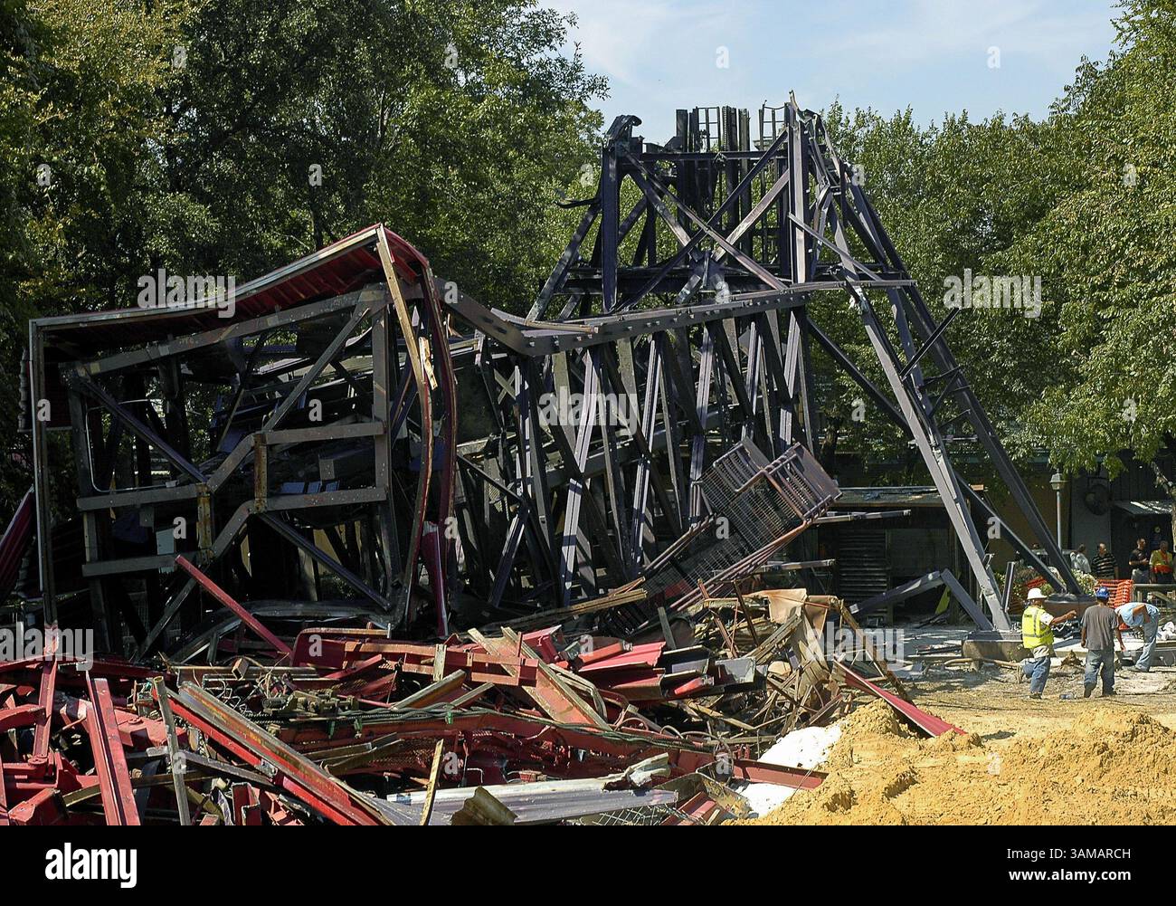 2 octobre 2007 - États-Unis - Une Dallas Demolition Company a implosé le parcours Wildcatter de 128 pieds à six Flags Over Texas à Arlington, Texas, le mardi 2 octobre 2007. (Max Faulkner/Fort Worth Star-Telegram/MCT) (crédit image : © Max Faulkner/mct/ZUMAPRESS.com) Banque D'Images