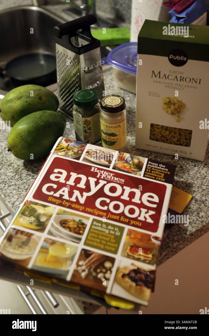 7 octobre 2007 - J.D. Kaleem, stagiaire du Miami Herald, a créé son tout premier dîner avec l'aide du livre Better Homes and Gardens ''Anyone Can Cook'' le 7 octobre 2007, à Miami, en Floride. (Ronna Gradus/Miami Herald/MCT) (image crédit : © Ronna Gradus/MCT/ZUMAPRESS.com) Banque D'Images