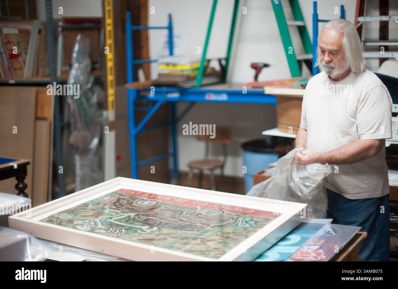 19 novembre 2013 - Los Angeles, Californie, États-Unis - FRANK ROMERO, membre du collectif artistique de Los four, avec des peintures à l'intérieur du Highland Park Studio. Romero, un artiste de L.A. est l'un des membres originaux de 'Los four', un collectif d'artistes Chicano des années 1970 et 1980 à Los Angeles qui a contribué à amener Chicano Art dans le monde de l'art grand public. Vu déballer une pièce pour une rétrospective de cinq décennies à Fullerton. (Crédit image : © Miguel Vasconcellos/ZUMA Wire/ZUMAPRESS.com) Banque D'Images