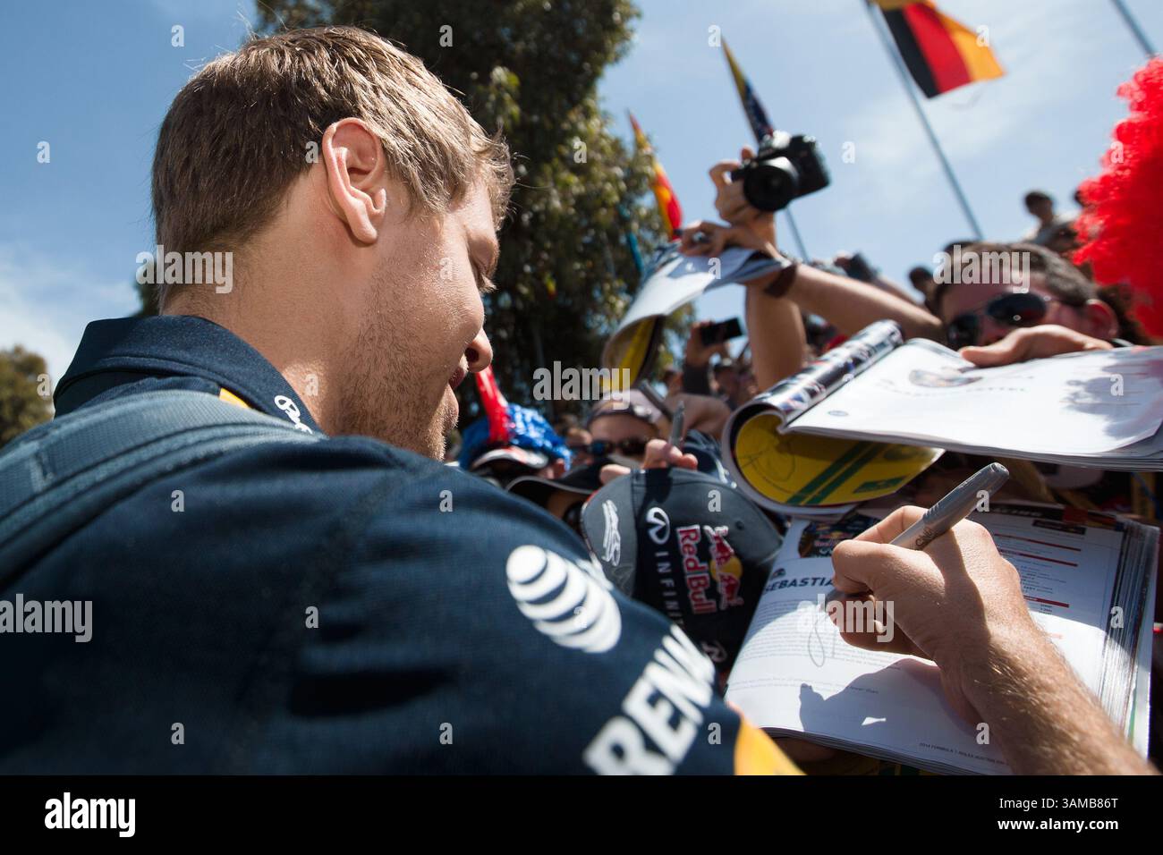 13 mars 2014 - Melbourne, Victoria, Australie - 13 mars 2014 : Sebastian Vettel (DEU) de l'équipe Infiniti Red Bull Racing signe des autographes au Grand Prix australien de formule 1 2014 à Albert Park, Melbourne, Australie. Sydney Low/Cal Sport Media(image crédit : © Sydney Low/Cal Sport Media/ZUMAPRESS.com) Banque D'Images