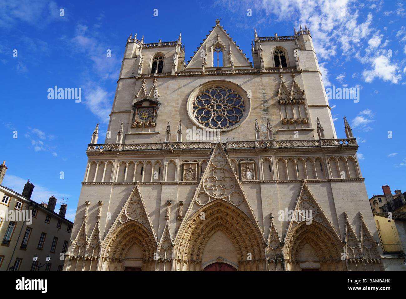 Admirez la Cathédrale Saint-Jean-Baptiste de Lyon au soleil, Lyon, France Banque D'Images Admirez la Cathédrale Saint-Jean-Baptiste de Lyon au soleil, Lyon, France Banque D'Images