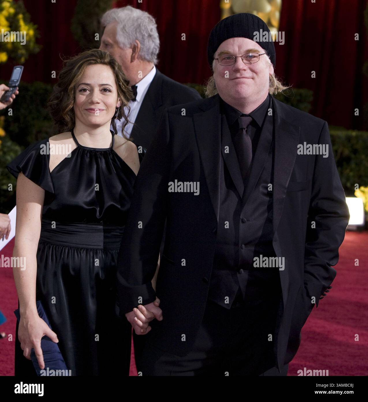 22 février 2009 - Hollywood, Californie, U. S - L'acteur Philip Seymour Hoffman, lauréat d'un Academy Award, a été retrouvé mort d'une overdose apparente de drogue par un associé peu après 11h30 heure de l'est dans son appartement de Greenwich Village à New York le dimanche 2 février 2014. DOSSIER : Philip Seymour Hoffman et son invité arrivent à la 81e cérémonie annuelle des Academy Awards au Kodak Theatre à Hollywood, Californie, le dimanche 22 février 2009. (Crédit image : © Prensa Internacional/ZUMAPRESS.com) Banque D'Images