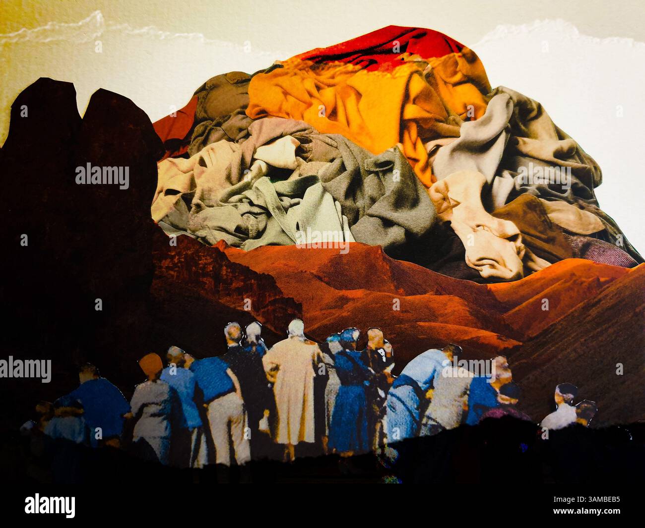 L'art conceptuel de collage de soi-même fait de gens regardant une montagne de blanchisserie symbolisant l'industrie de la mode rapide Banque D'Images