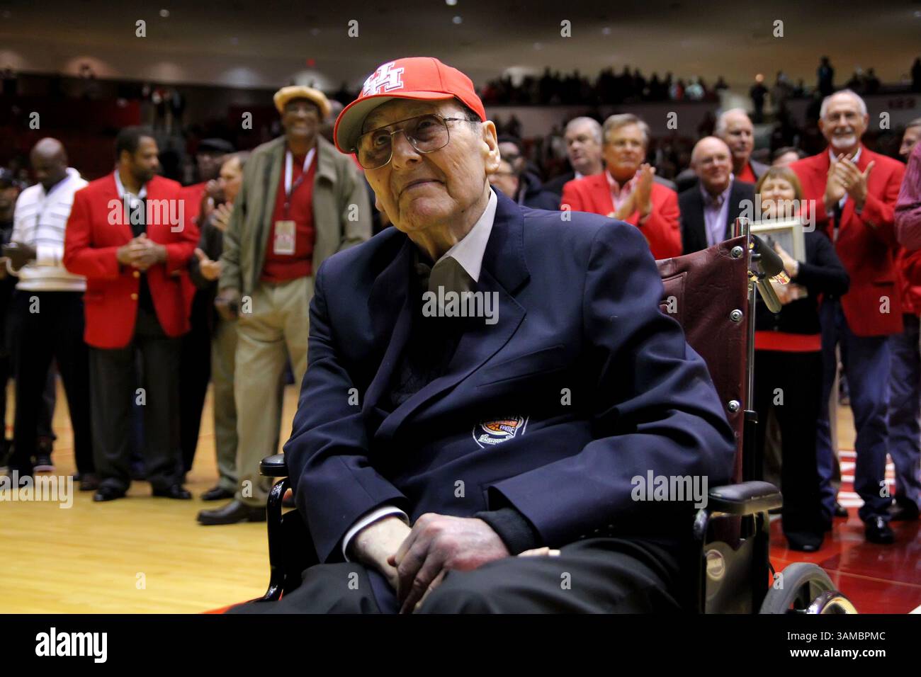 5 février 2014 - Houston, Texas, États-Unis d'Amérique - 05 février 2014 : Guy V. Lewis, ancien entraîneur-chef de l'Université de Houston, repose sur le terrain central avant le match de basket-ball de la NCAA entre Houston et Louisville depuis le Hofheinz Pavilion à Houston, TX. Lewis a été honoré avant le match pour son intronisation au Basketball Hall of Fame. (Crédit image : © Erik Williams/Cal Sport Media/ZUMAPRESS.com) Banque D'Images