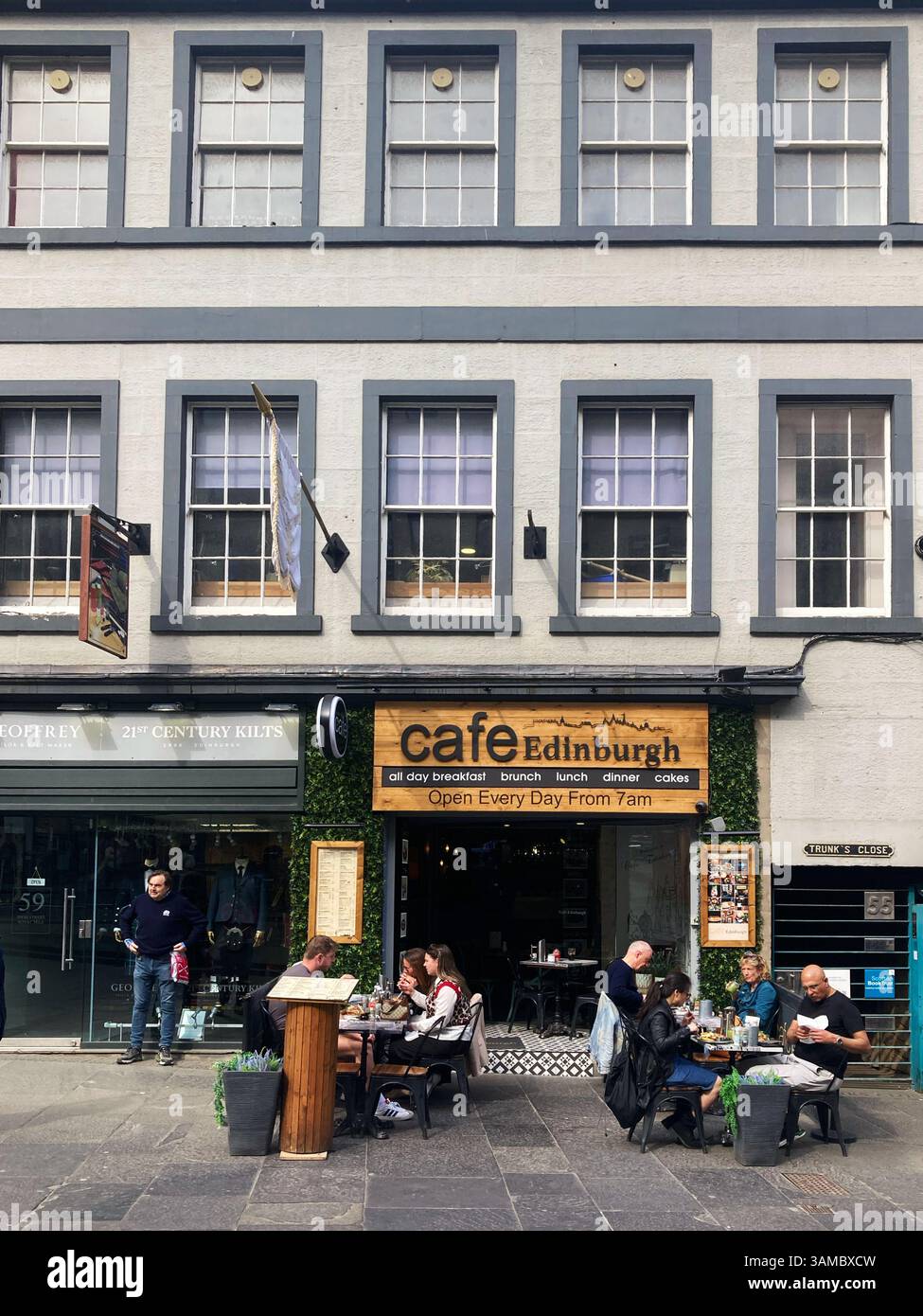 Cafe Edinburgh on the Royal Mile servant le petit déjeuner toute la journée, brunch, déjeuner et dîner, Edimbourg Écosse - Image de stock capturée avec un smartphone