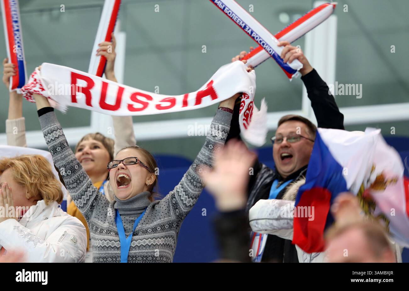 Feb 6, 2014 - Sotchi, Krasnodar Krai, Russie - alors qu'il/elles concourent dans le programme court masculin de première équipe/programme court paires d'équipes, une nouvelle compétition pendant les Jeux olympiques d'hiver de Sotchi le 6 février 2014 à Sotchi, Russie. (Crédit image : © Daniel Anderson/ZUMAPRESS.com) Banque D'Images