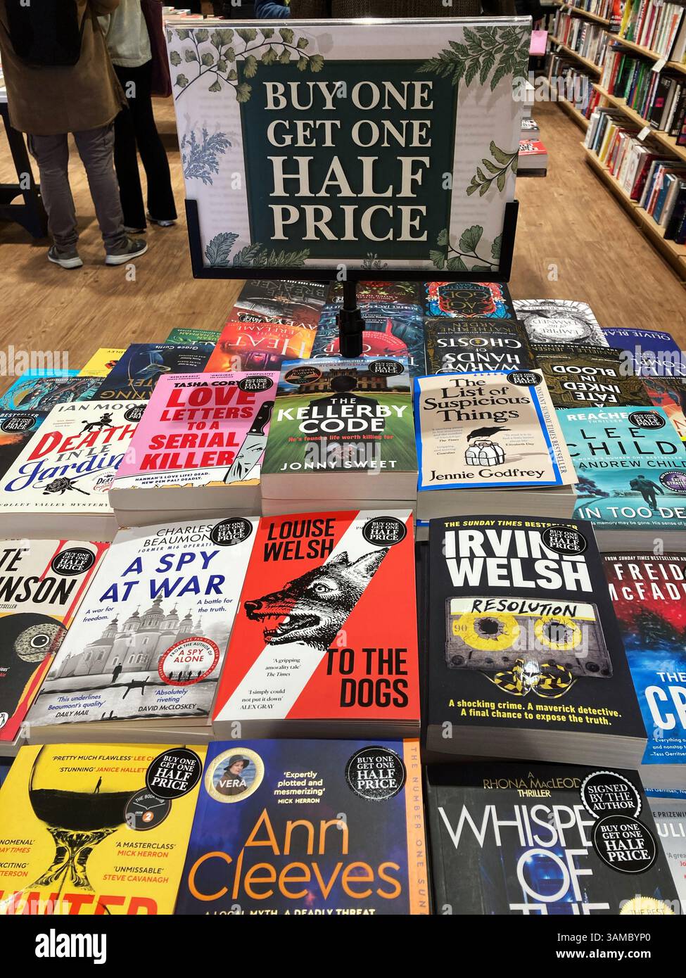 Une sélection de livres à vendre à la librairie, avec une offre achetez-en un et obtenez-en un à moitié prix Banque D'Images