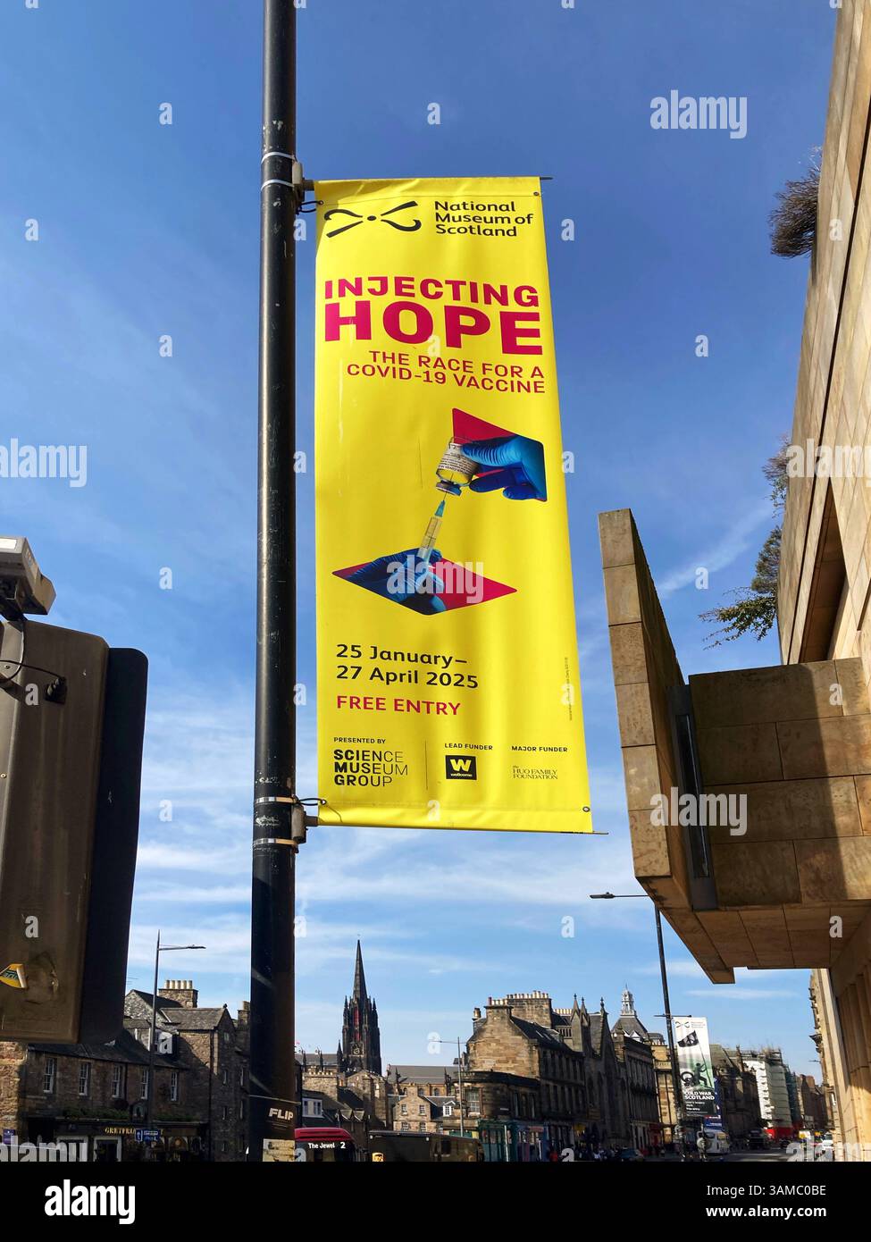 Un signe promouvant l’injection d’espoir : la course pour un vaccin COVID-19, exposition au Musée national d’Écosse, Édimbourg, Écosse - Image de stock capturée avec un smartphone