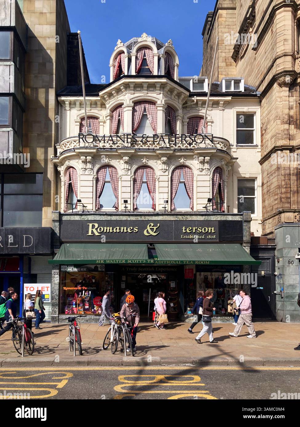 Romanes et Paterson vendant toutes choses écossaises, Princes Street, Édimbourg Écosse - Image de stock capturée avec un smartphone