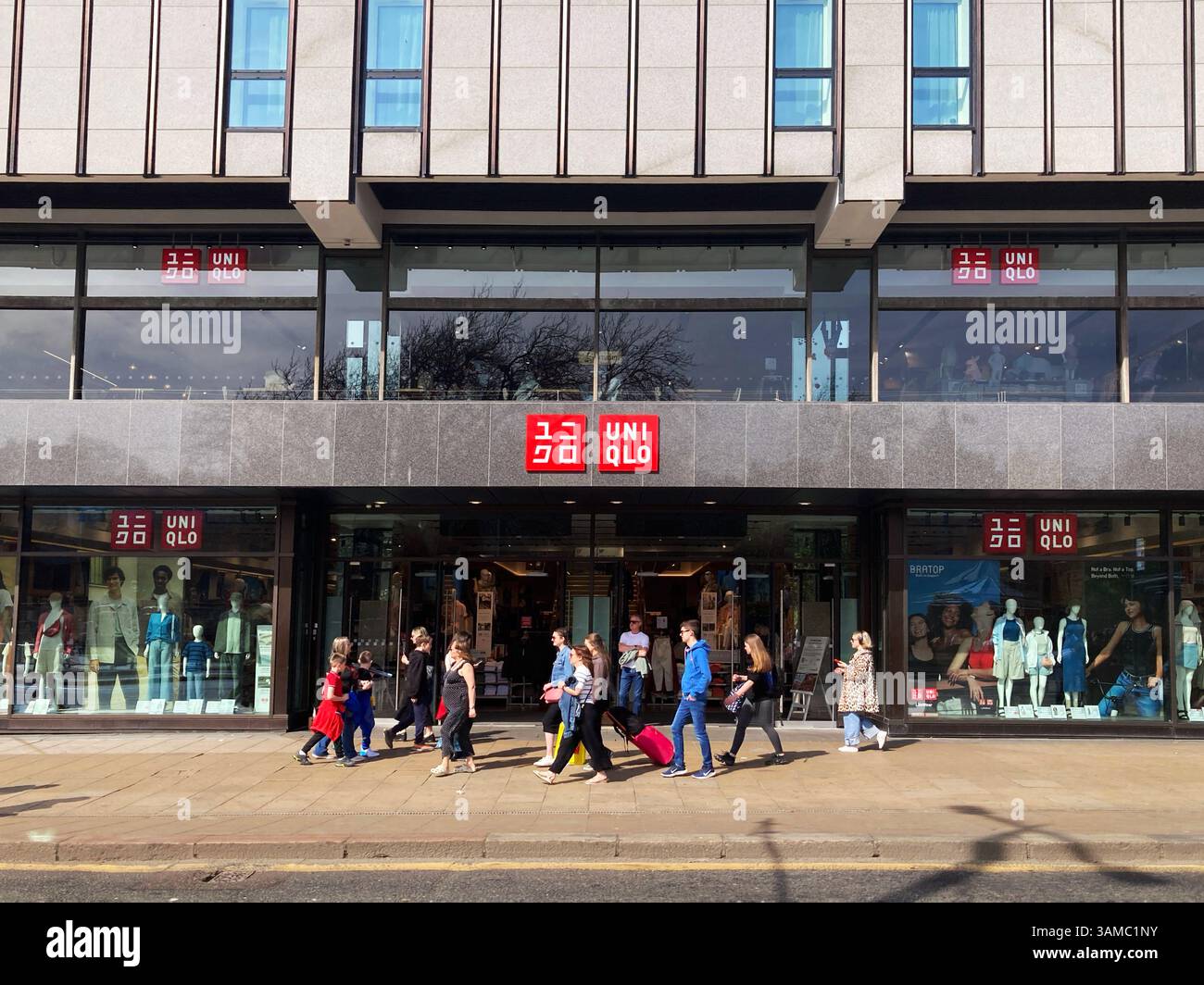 Situé sur Princes Street, Uniqlo est un designer et détaillant japonais de vêtements décontractés, Édimbourg, Écosse - Image de stock capturée avec un smartphone