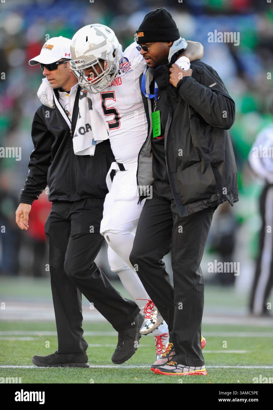 Dec. 27, 2013 - Annapolis, Maryland, États-Unis - 27 décembre 2013 : Maryland Terrapins Running Back Albert Reid #5 est aidé hors du terrain après avoir été blessé pendant la première moitié du Military Bowl 2013 présenté par Northrop Grumman entre le troupeau Marshall Thundering et les Maryland Terrapins joués sur Jack Stephens Field au Navy-Marine corps Memorial Stadium à Annapolis, Maryland. Marshall a gagné le match 31-20. Rich Barnes/CSM(image crédit : © Rich Barnes/Cal Sport Media/ZUMAPRESS.com) Banque D'Images
