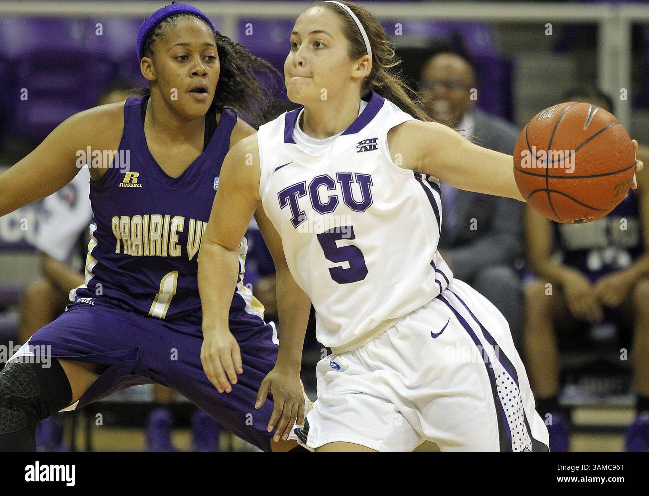 28 décembre 2013 - Fort Worth, TX, USA - Meagan Henson (5) de Texas Christian affronte Jeanette Jackson de Prairie View A&M's (1) au Daniel-Meyer Coliseum de Fort Worth, Texas, le samedi 28 décembre 2013. (Crédit image : © Ron Jenkins/MCT/ZUMAPRESS.com) Banque D'Images