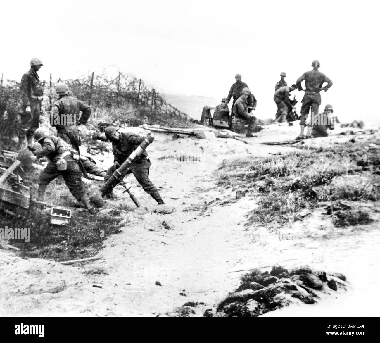 Équipage de mortier américain se tenant en arrière juste avant de tirer sur la position nazie le long de la côte normande, France, U.S. Army signal corps, 6 juin 1944 Banque D'Images