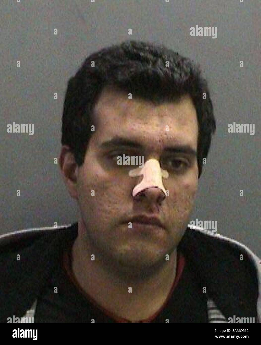 Dec. 29, 2013 - Mission Viejo, Californie, États-Unis - KOUROSH KESHMIRI, 27 ans, de Mission Viejo, a été arrêté pour conduite en état d'ébriété en attendant d'autres accusations après avoir écrasé la voiture qu'il conduisait dans la chambre avant d'une maison sur Pacato Drive à Mission Viejo tôt dimanche matin où un seul occupant a été tué en dormant. Les adjoints du shérif du comté d'Orange ainsi que les pompiers de l'Autorité des incendies du comté d'Orange ont été appelés à une maison au 26392 Pacato Drive à Mission Viejo tôt dimanche matin après qu'il a été signalé qu'une berline noire s'est écrasée dans la maison tuant une personne dormant dans la maison. (Crédit IM Banque D'Images