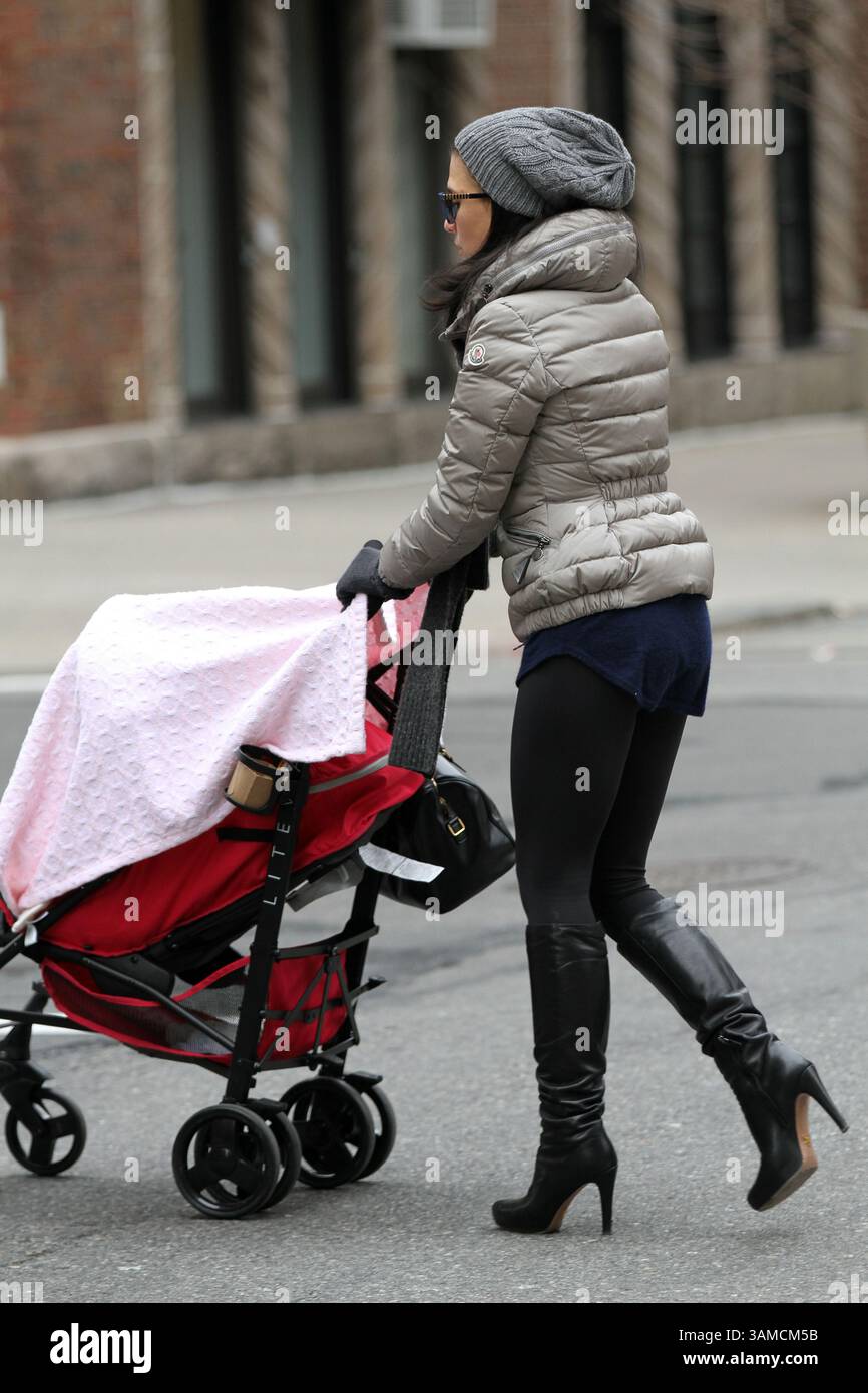 Dec. 31, 2013 - New York City, NY, États-Unis - Hilaria Baldwin emmène sa fille Carmen se promener avec une amie dans l'East Village le 31 2013 décembre à New York (crédit image : © Zelig Shaul/Ace Pictures/ZUMAPRESS.com) Banque D'Images