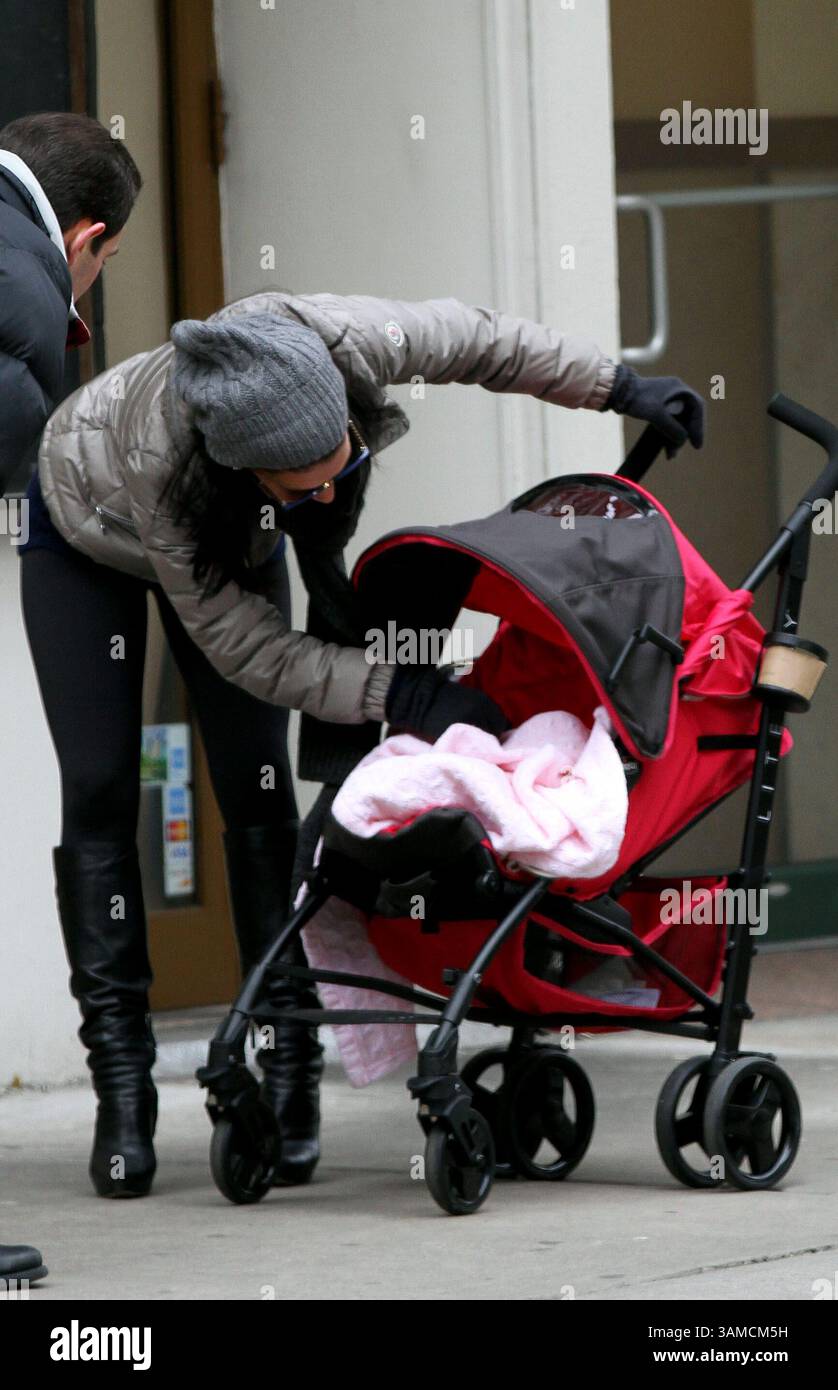 Dec. 31, 2013 - New York City, NY, États-Unis - Hilaria Baldwin emmène sa fille Carmen se promener avec une amie dans l'East Village le 31 2013 décembre à New York (crédit image : © Zelig Shaul/Ace Pictures/ZUMAPRESS.com) Banque D'Images