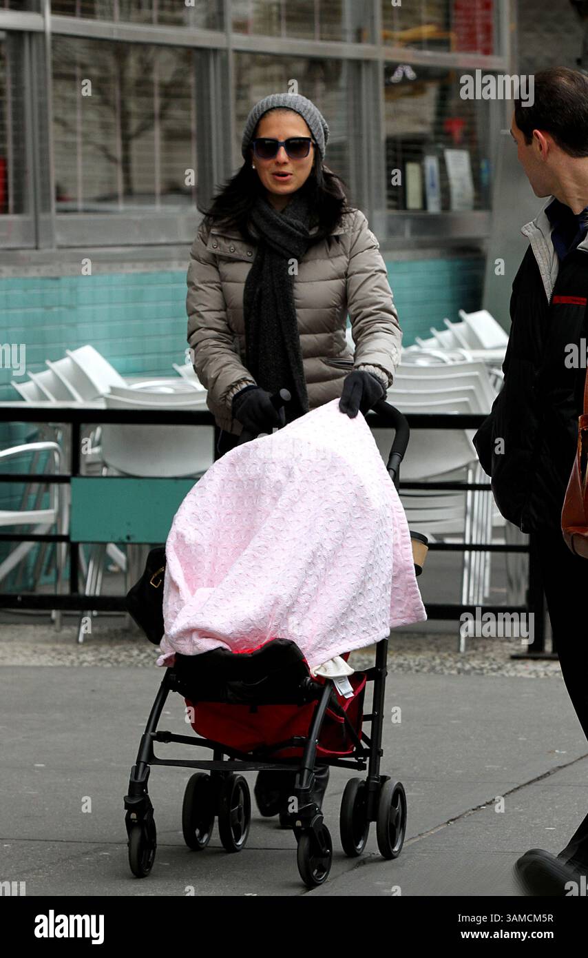 Dec. 31, 2013 - New York City, NY, États-Unis - Hilaria Baldwin emmène sa fille Carmen se promener avec une amie dans l'East Village le 31 2013 décembre à New York (crédit image : © Zelig Shaul/Ace Pictures/ZUMAPRESS.com) Banque D'Images