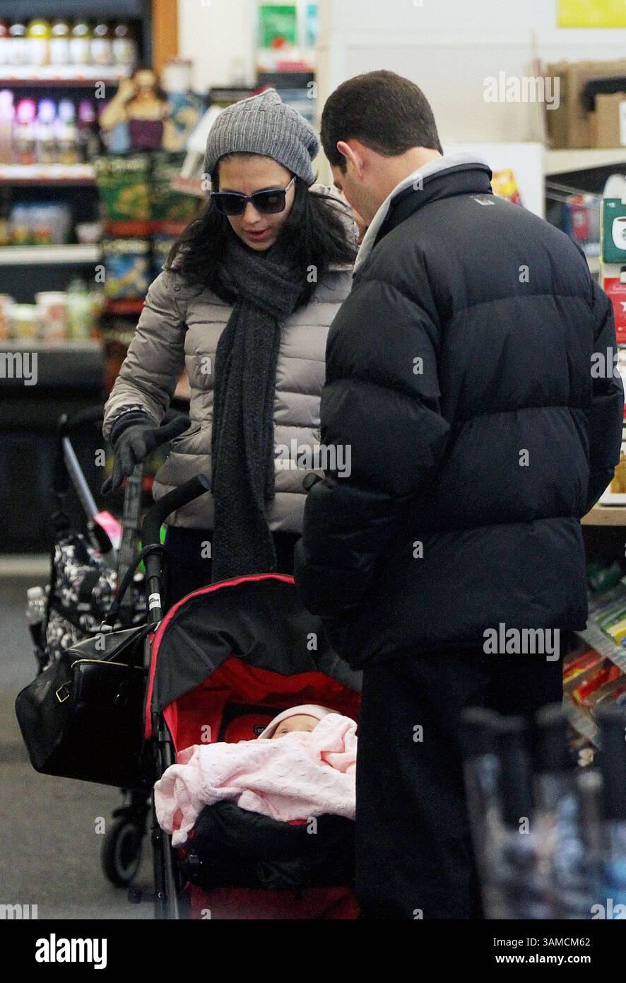 Dec. 31, 2013 - New York City, NY, États-Unis - Hilaria Baldwin emmène sa fille Carmen se promener avec une amie dans l'East Village le 31 2013 décembre à New York (crédit image : © Zelig Shaul/Ace Pictures/ZUMAPRESS.com) Banque D'Images