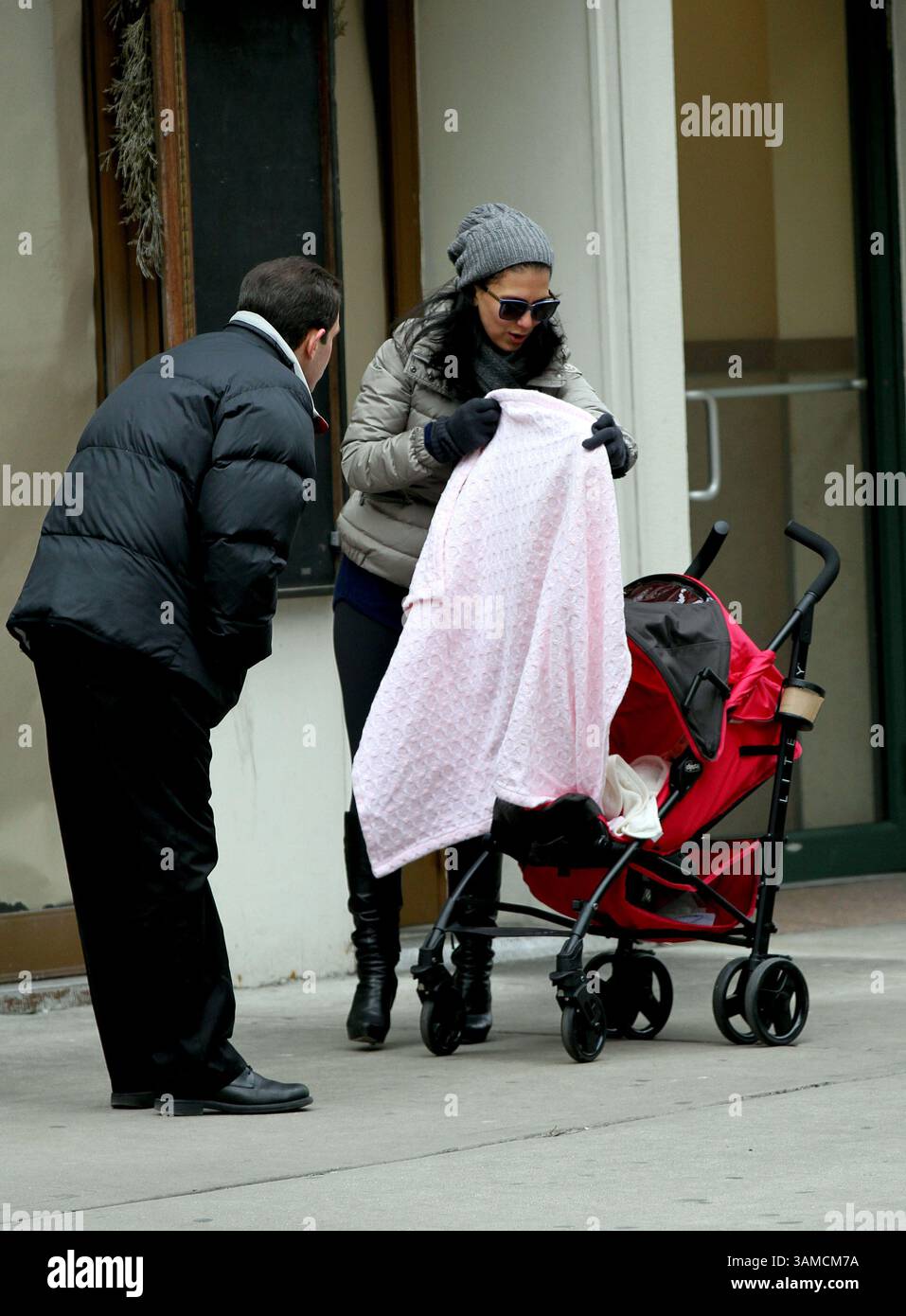 Dec. 31, 2013 - New York City, NY, États-Unis - Hilaria Baldwin emmène sa fille Carmen se promener avec une amie dans l'East Village le 31 2013 décembre à New York (crédit image : © Zelig Shaul/Ace Pictures/ZUMAPRESS.com) Banque D'Images