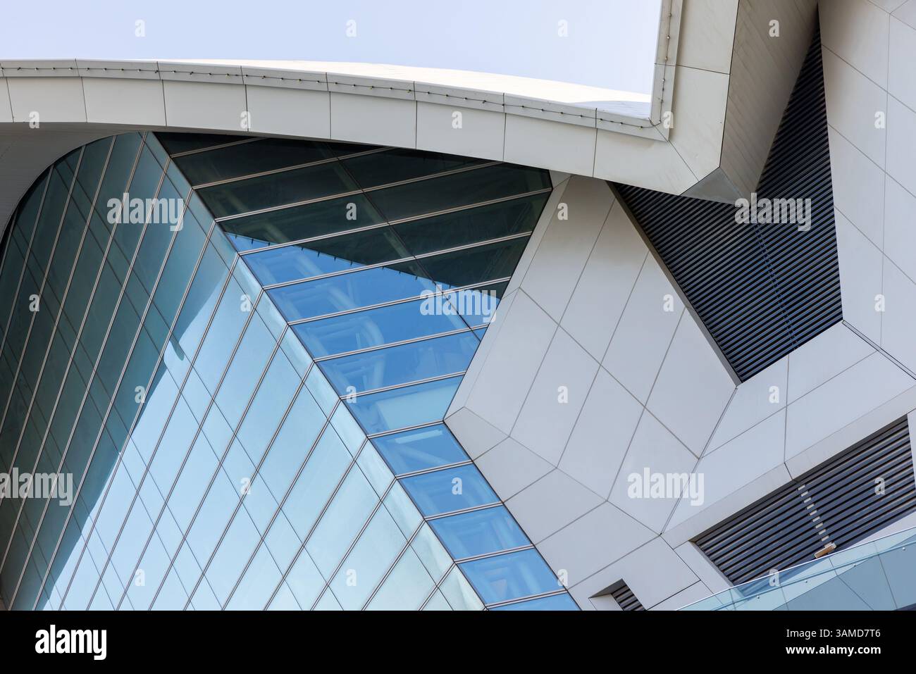 Vue rapprochée abstraite d'un design architectural contemporain avec des fenêtres en verre bleu et des motifs géométriques sous un ciel lumineux, véhiculant Innova Banque D'Images