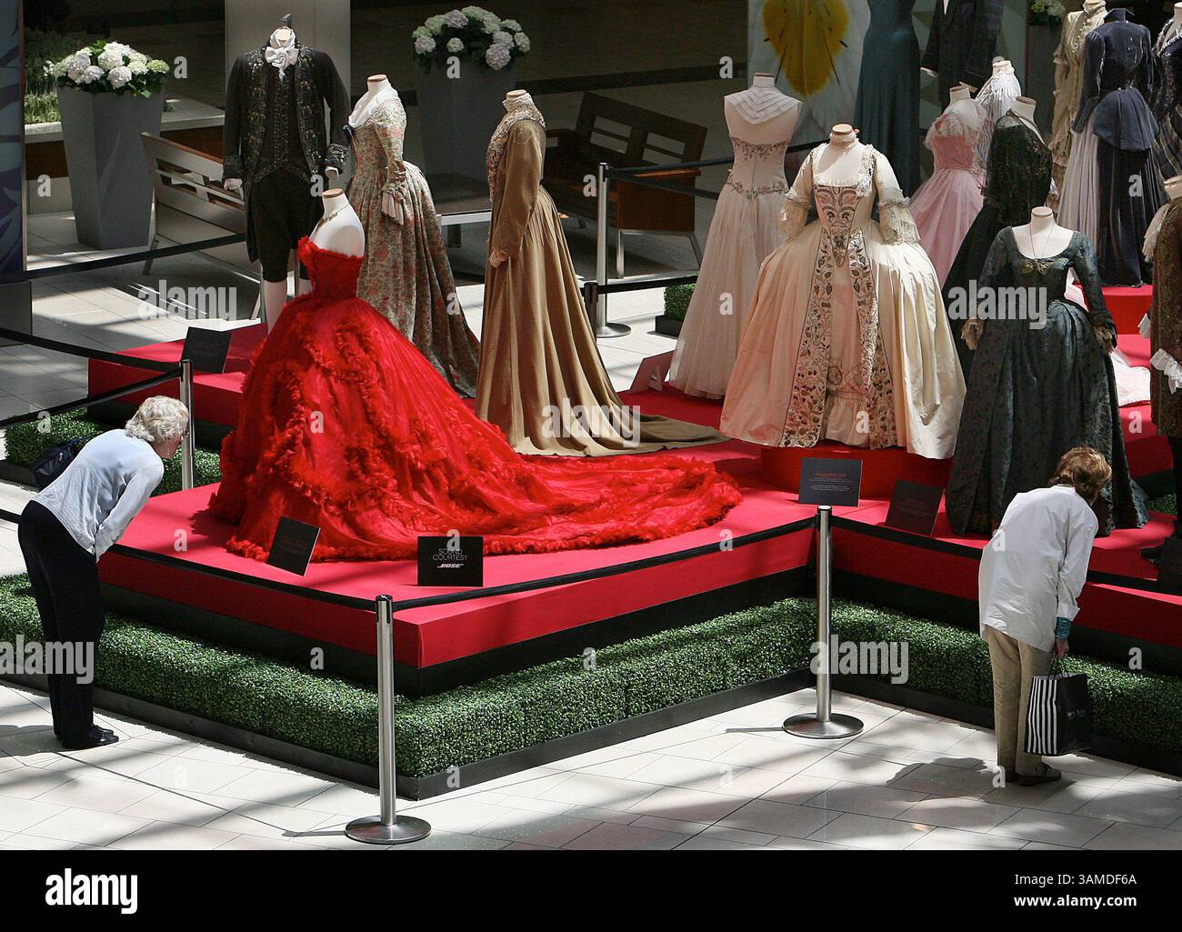 18 avril 2008 - Palm Beach Gardens, FL, États-Unis - The Gardens Mall accueille Cinematic Couture, une exposition d'art de plus de 40 costumes d'époque présentés dans des films hollywoodiens. Ceux-ci sont extraits des plus de 250 000 costumes et accessoires des archives de designers londoniens couvrant plus de 250 ans. (Robert Mayer/South Florida Sun-Sentinel/MCT) (crédit image : © Robert Mayer/MCT/ZUMAPRESS.com) Banque D'Images