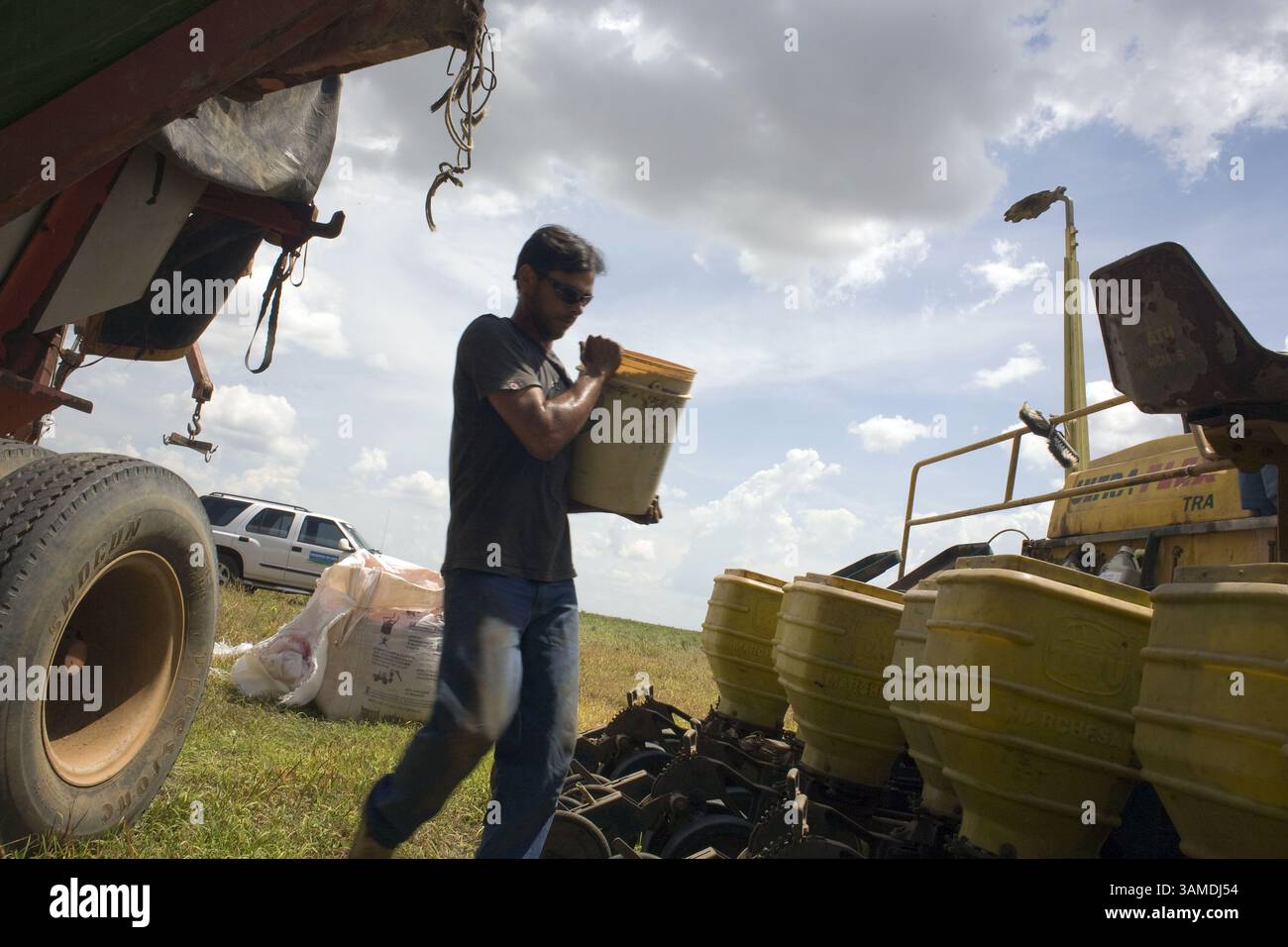 8 novembre 2008 - Primavera do Oeste, Mato Grosso, BRA - les ouvriers agricoles commencent à planter la récolte de soja de 2009 dans une propriété à Primavera do Oeste, Mato Grosso, où la chute des prix des matières premières, l'augmentation des coûts de production due à la forte appréciation du dollar par rapport à la monnaie locale, le réel, et la réduction spectaculaire de la disponibilité du crédit, tout peut sérieusement affecter l'économie de la ville, largement dépendante de la production de soja pour l'exportation. (Andre Vieira/MCT) (crédit image : © AndrÃË† Vieira/MCT/ZUMAPRESS.com) Banque D'Images