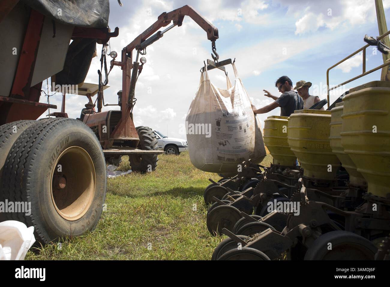 8 novembre 2008 - Primavera do Oeste, Mato Grosso, BRA - les ouvriers agricoles commencent à planter la récolte de soja de 2009 dans une propriété à Primavera do Oeste, Mato Grosso, où la chute des prix des matières premières, l'augmentation des coûts de production due à la forte appréciation du dollar par rapport à la monnaie locale, le réel, et la réduction spectaculaire de la disponibilité du crédit, tout peut sérieusement affecter l'économie de la ville, largement dépendante de la production de soja pour l'exportation. (Andre Vieira/MCT) (crédit image : © AndrÃË† Vieira/MCT/ZUMAPRESS.com) Banque D'Images