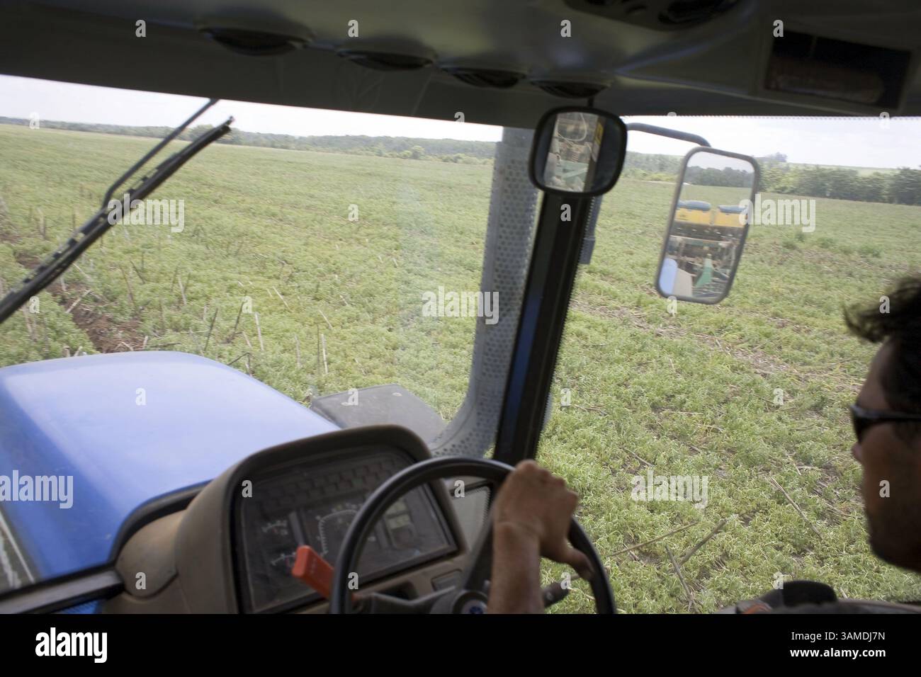 8 novembre 2008 - Primavera do Oeste, Mato Grosso, BRA - les ouvriers agricoles commencent à planter la récolte de soja de 2009 dans une propriété à Primavera do Oeste, Mato Grosso, où la chute des prix des matières premières, l'augmentation des coûts de production due à la forte appréciation du dollar par rapport à la monnaie locale, le réel, et la réduction spectaculaire de la disponibilité du crédit, tout peut sérieusement affecter l'économie de la ville, largement dépendante de la production de soja pour l'exportation. (Andre Vieira/MCT) (crédit image : © AndrÃË† Vieira/MCT/ZUMAPRESS.com) Banque D'Images