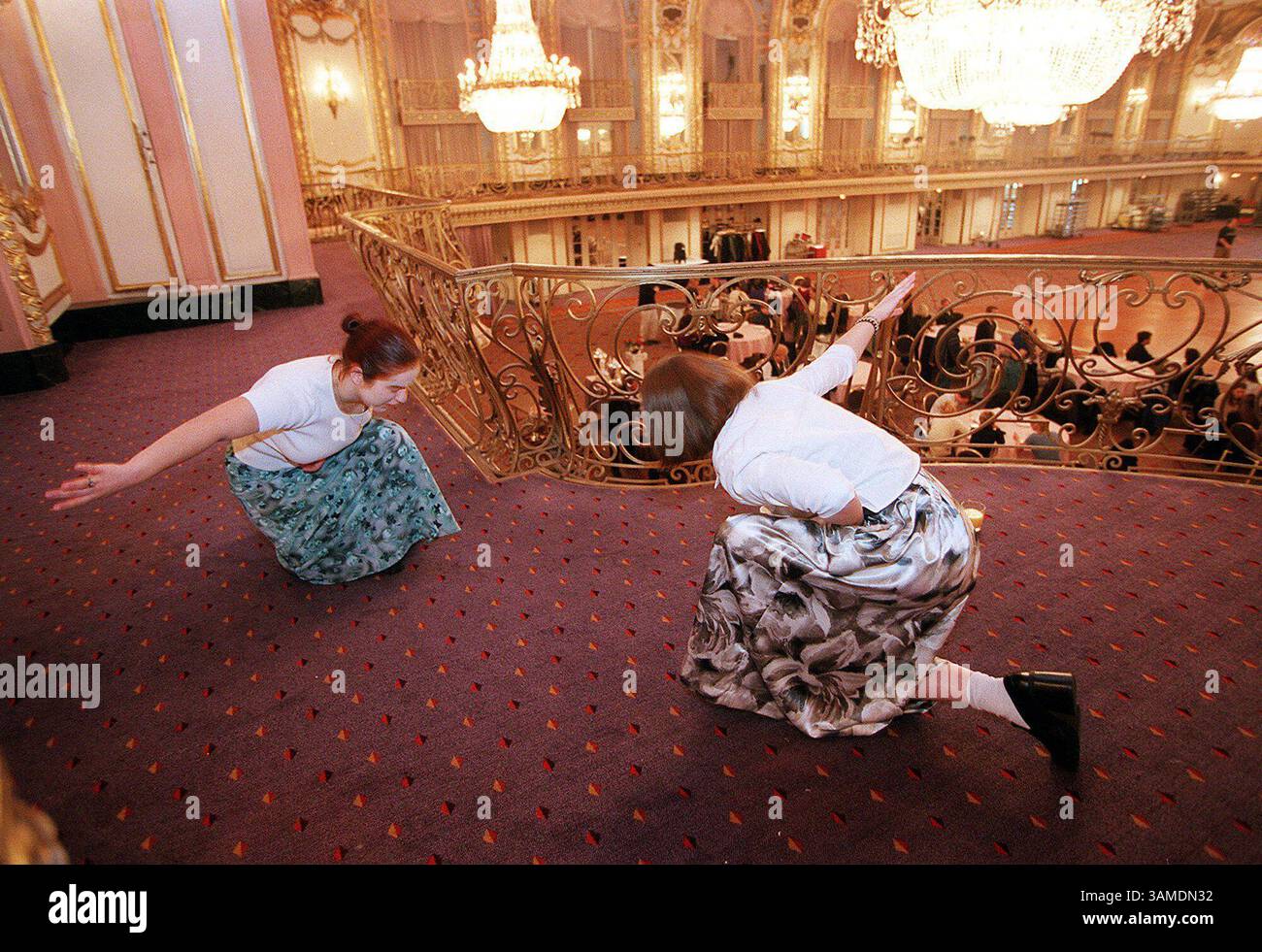 13 février 2000 - États-Unis - KRT US NEWS STORY SLUGGED : ROSEBALL KRT PHOTOGRAPHIE DE NANCY STONE/CHICAGO TRIBUNE (KRT115- février 25) Post deb, Korina Pacyniak, à gauche, de Chicago, Illinois, aide à enseigner l'inclinaison à deb Marynia Kolak, 16 ans, de Chicago dans le balcon de la grande salle de bal de l'hôtel Hilton où se déroule le bal blanc et rouge. Le bal blanc et rouge est un gala annuel qui est en partie une collecte de fonds caritative et une fête de coming-out pour les jeunes femmes de la communauté polonaise de Chicago, Illinois. (TB) PL KD BL 2000 (Horiz) (lde) (crédit image : © Chicago Tribune/mct/ZUMAPRESS.com) Banque D'Images